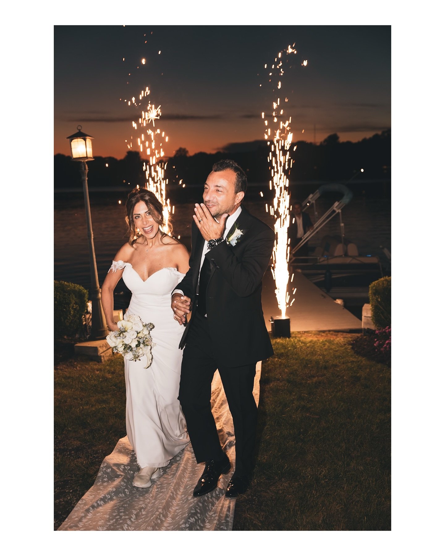 Calling all procrastinators! I have a few last-minute, discounted bookings available for this Spring and Summer!!

The wedding industrial complex tends to punish those of us who put things off and make last minute decisions&mdash;but not me. I tend t