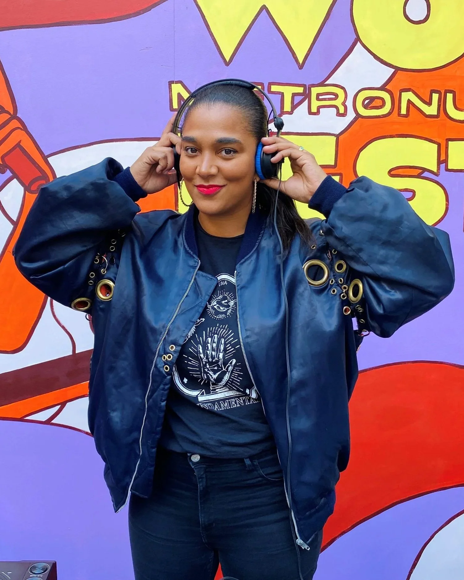 FEMALE DJ TEACHER PARIS FUN COOL