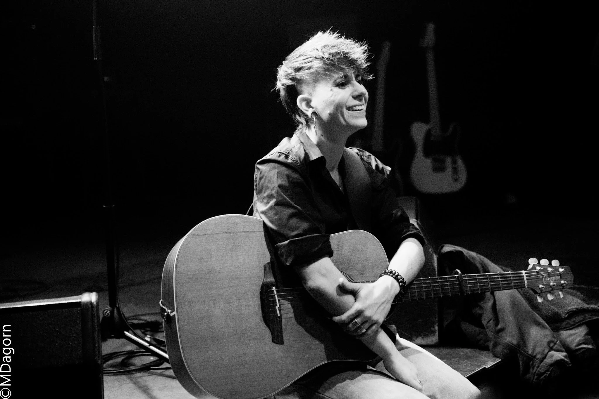 female smiling guitar teacher fun paris