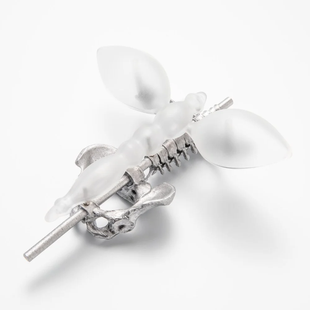 Evert-Nijland-jewellery-still-life-hybrid-1-brooch-side-view.jpg