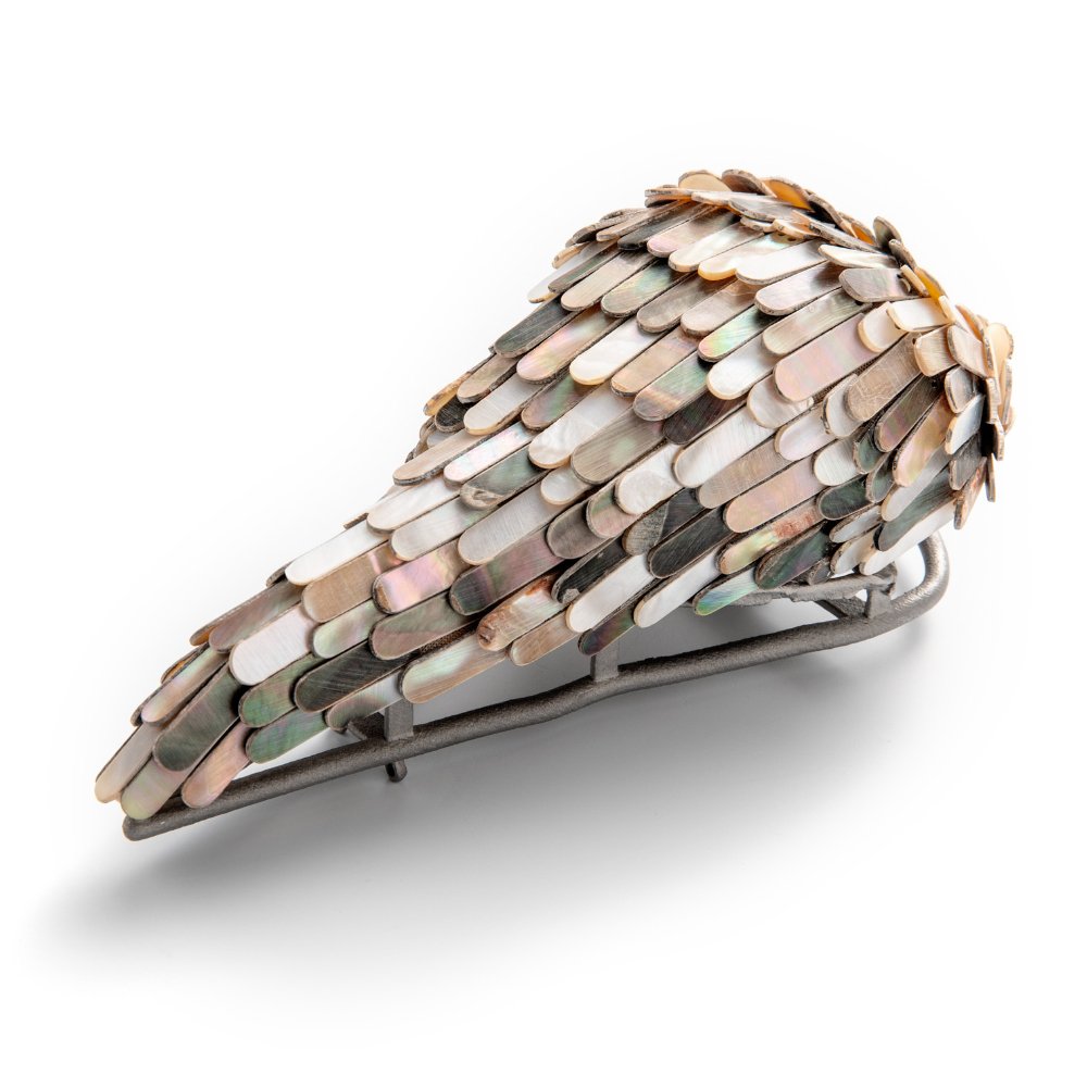 Evert-Nijland-jewellery-still-life-bird-brooch-mother-of-pearl-view-side.jpg