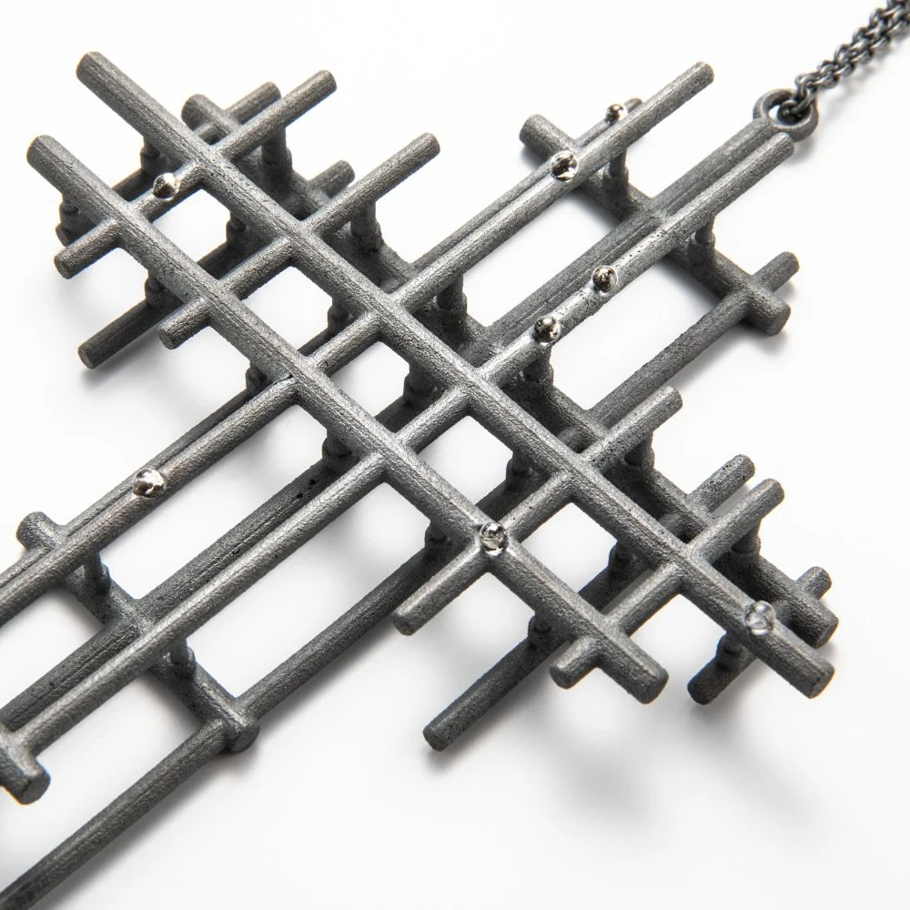Evert-Nijland-jewellery-still-life-cross-hanger-silver-glass-detail.jpg