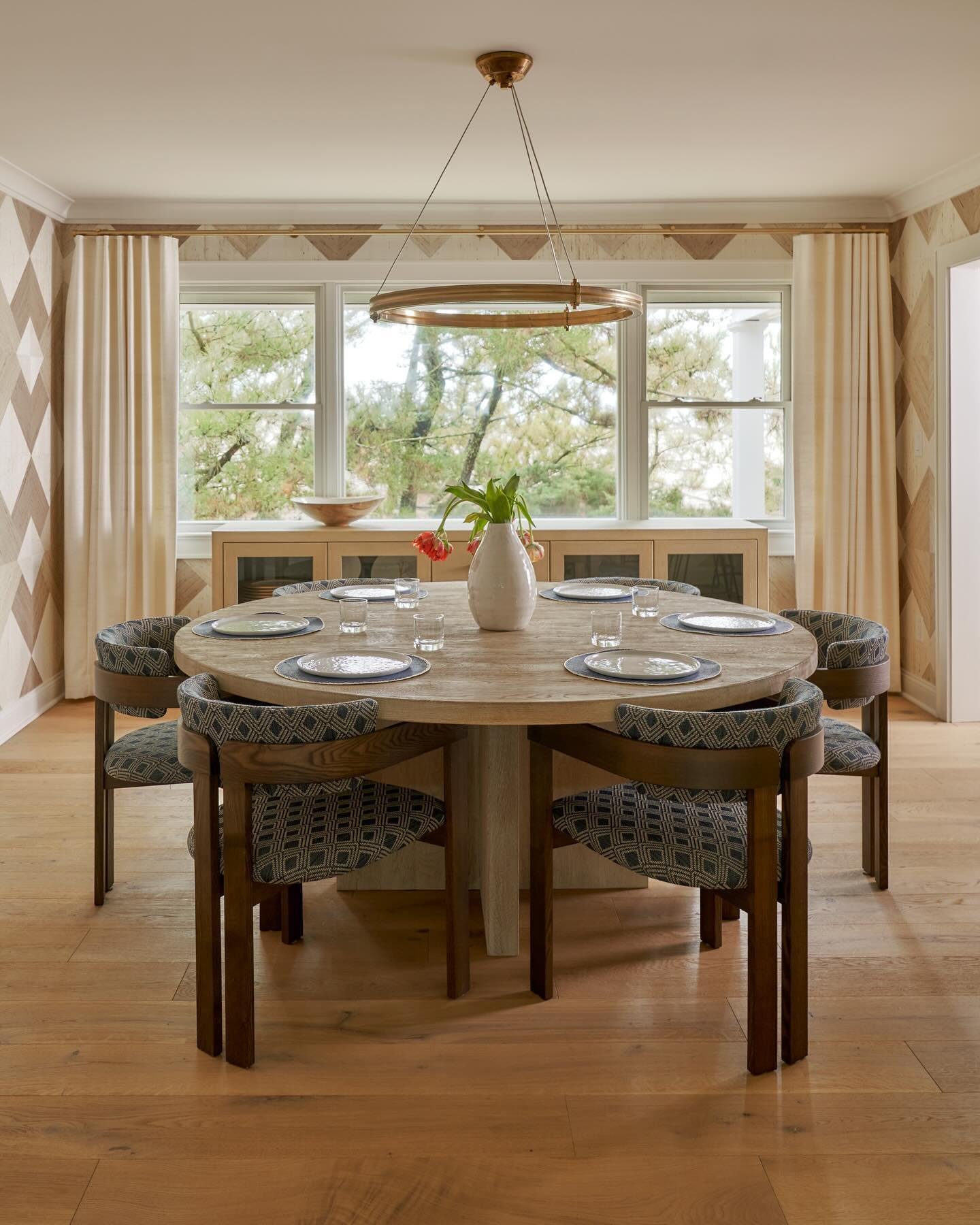 It&rsquo;s #friday and we&rsquo;re ready to start the weekend early. Our recently completed #beachhouse is calling! This chic dining room is the perfect spot to host family and friends. Swipe to see a behind the scenes process of the #transformation 