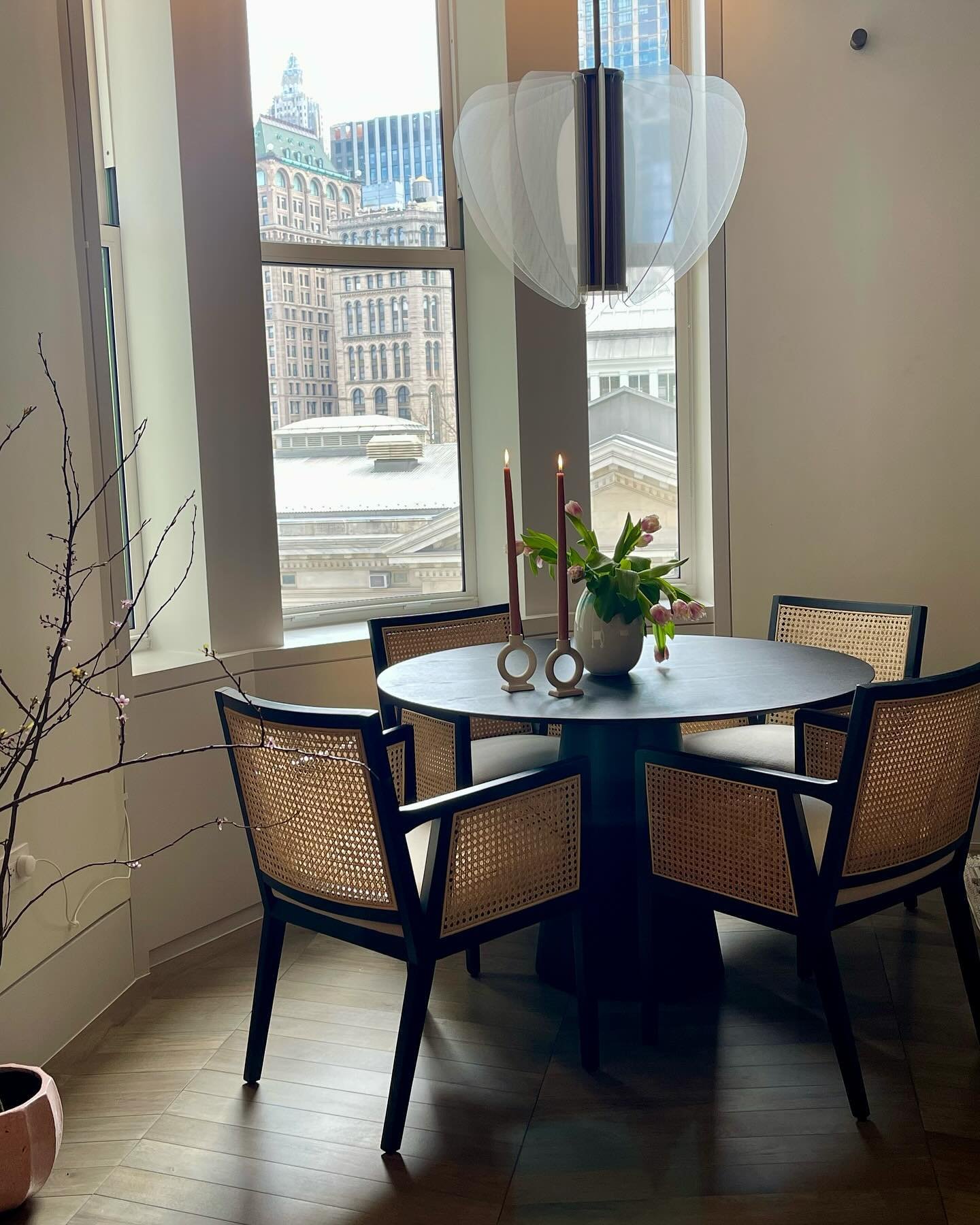 New York we 🤍 you. And this dining nook with a view&hellip;. #ModernMinimalism #ChicDesign #SleekStyle #InteriorInspiration #DesignGoals #MinimalistLiving #nycinteriorstyle