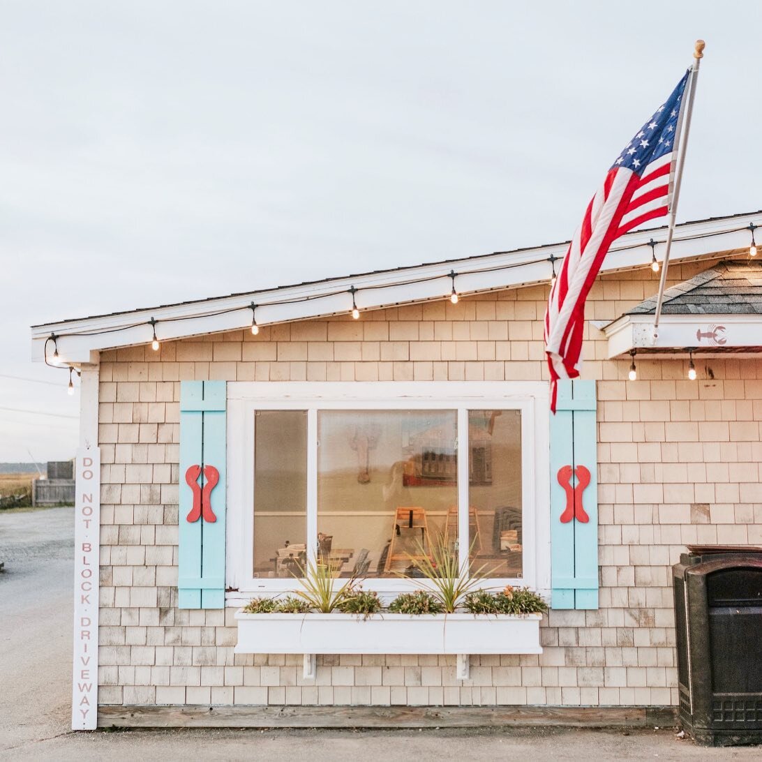 We love supporting our local island companies!  Check out @boblobster_plumisland for hands down the best fried clams the North Shore has to offer! Photo credit @sarahjaynephoto
