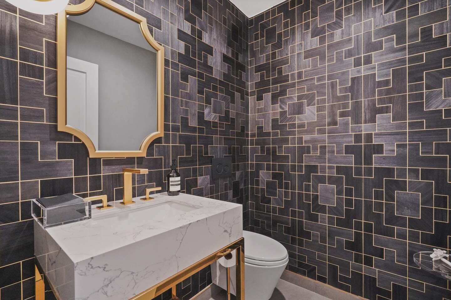 A captivating retreat of glamour and sophistication awaits in this meticulously designed powder room.🪞 #nazelidesign 
.
.
.

#interiordesign #interiordesigner #remodel #housedesign #residentialdesign #renovation #construction #luxurydesign #luxuryin