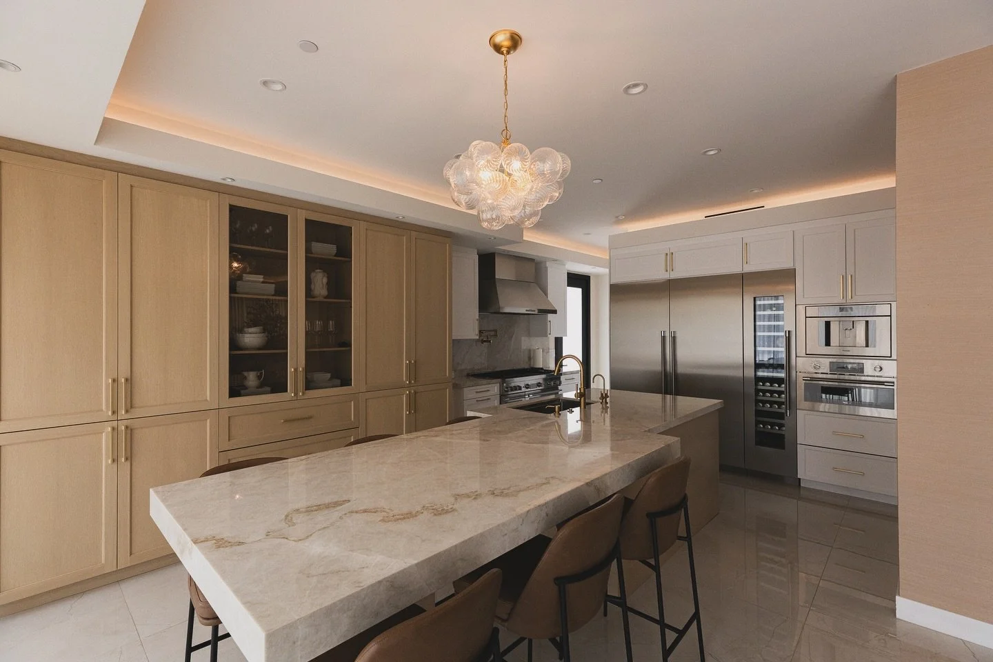 Soft geometry. Subtle light. Sculpted warmth. Designed by #nazelidesign 
A kitchen defined by quiet luxury, where every surface, seam, and shadow tells a story.
Brushed brass, natural oak, and Taj Mahal quartzite: a trio that never fails. We&rsquo;ve