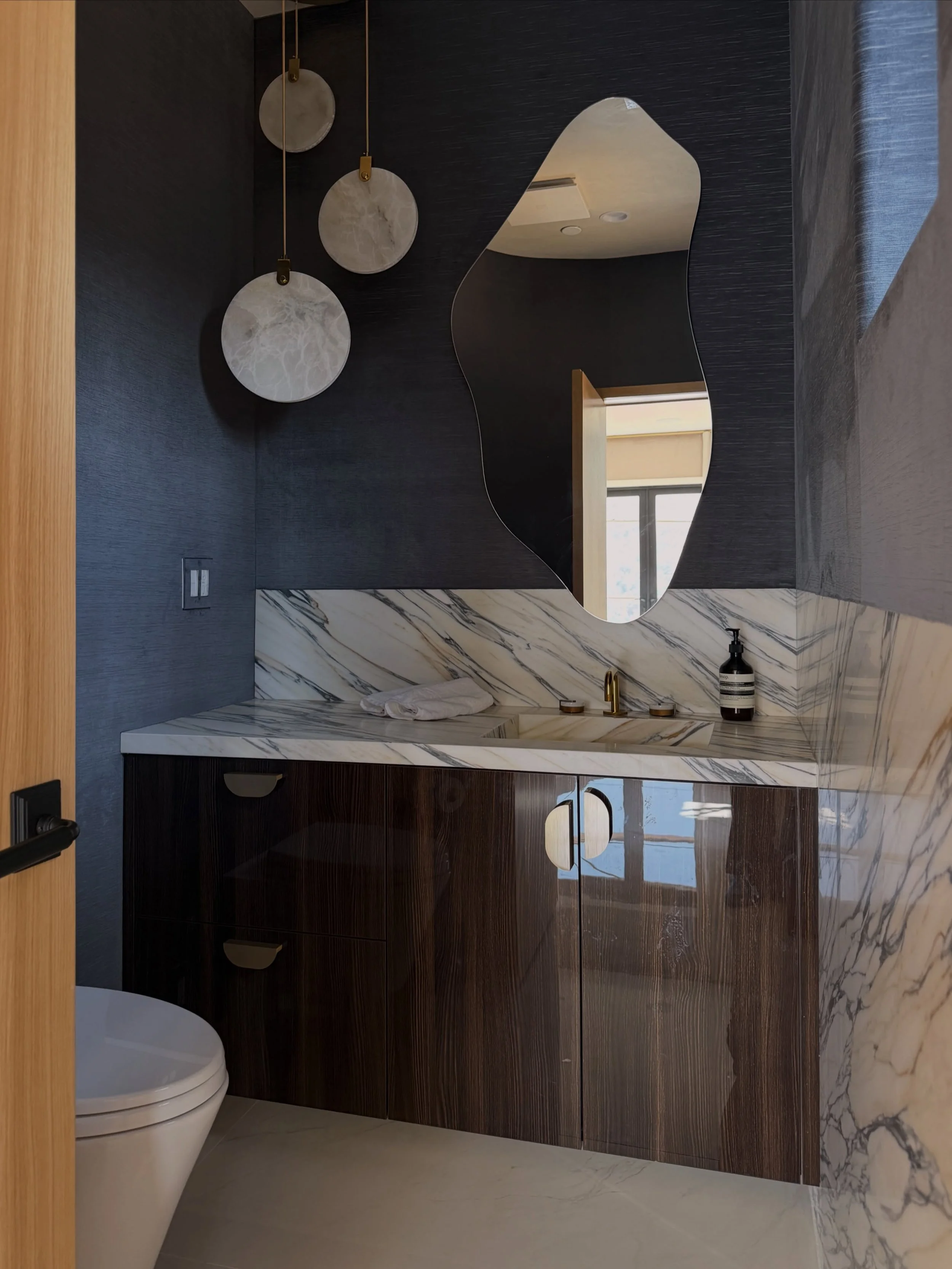 I have a thing for details that almost disappear 🪄 
Instead of treating the Arabescato Corchia as an applied wainscot, we detailed it to sit flush with the wall so the two finishes read as one continuous plane. No awkward projection, no unnecessary 