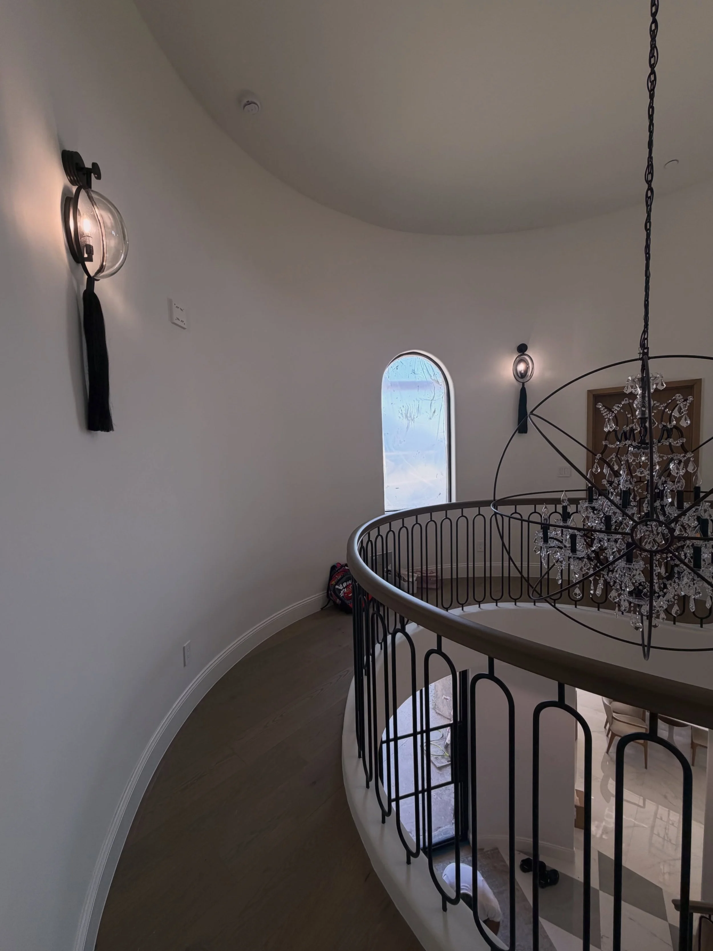 I like repetition when it doesn&rsquo;t feel repetitive. Same language, different application.
I kept coming back to the same curve throughout this house, not as a theme, but as a way to soften the architecture and make different parts of the home re