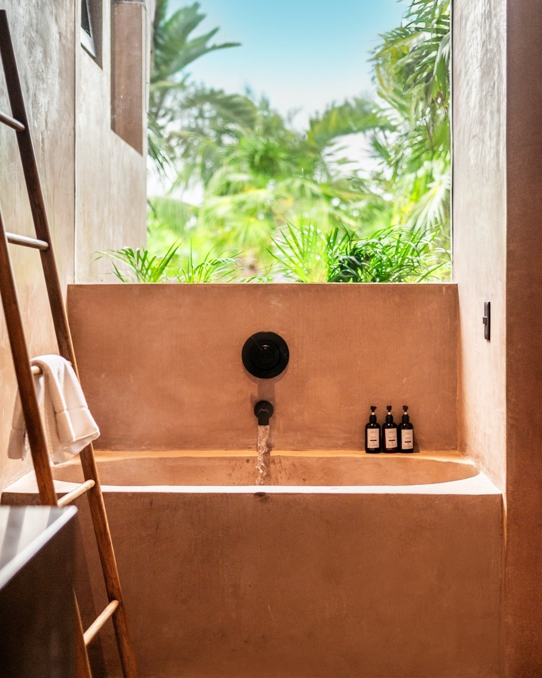 How about a bath al fresco? Immerse yourself in the luxurious amenities provided by @loredanamexico as you luxuriate in the soothing waters, all while the gentle breeze rustles through the palm fronds.

&iquest;Qu&eacute; tal un ba&ntilde;o al aire l