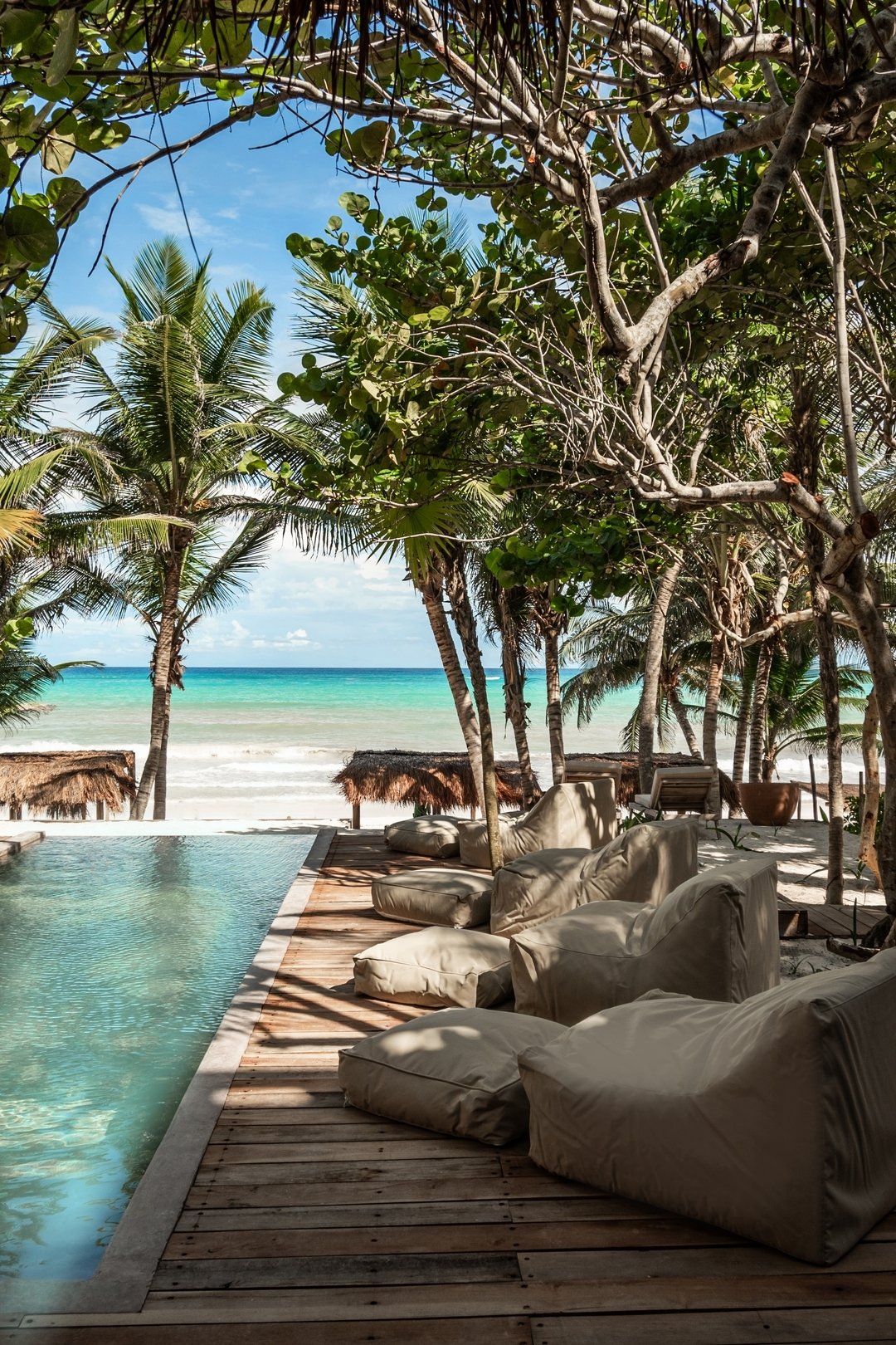 Imagine a place where the pool effortlessly melds with the sea, framed by exotic palm trees and endless stretches of white sand beaches that beckon like open arms, inviting you into their embrace.

Imagina un lugar donde la piscina se funde sin esfue