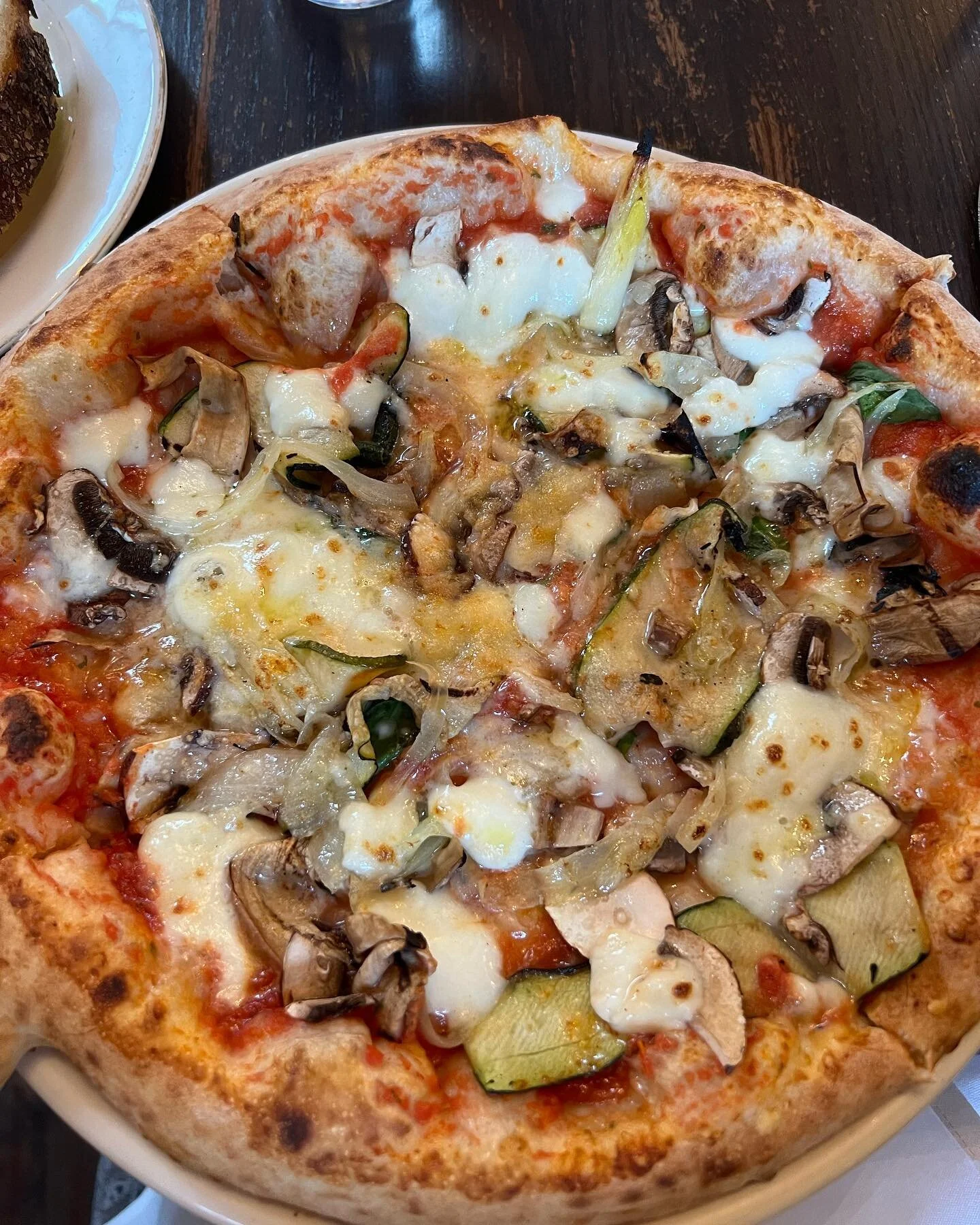 A restaurant I&rsquo;ve been wanting to go to for a while! Yesterday I got to go to Olio e Pi&ugrave; with the one and only @taylor.whang 🥰. This meal was so delicious! I really enjoyed their vegetariana pizza. The dough was extremely soft and the p