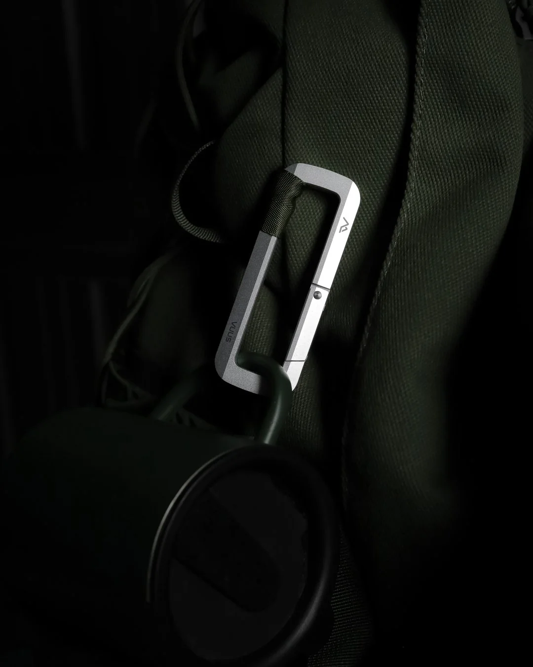 Reduced to what matters.
Every line, every curve, shaped with intent. 
Nothing more, nothing less.
Zero Carabiner is simplicity made tangible.
#vuus #vuusgear
.
.
#EverydayCarry
#TrailEssentials
#OutdoorDesign
#FunctionalAesthetics
#lessbutbetter