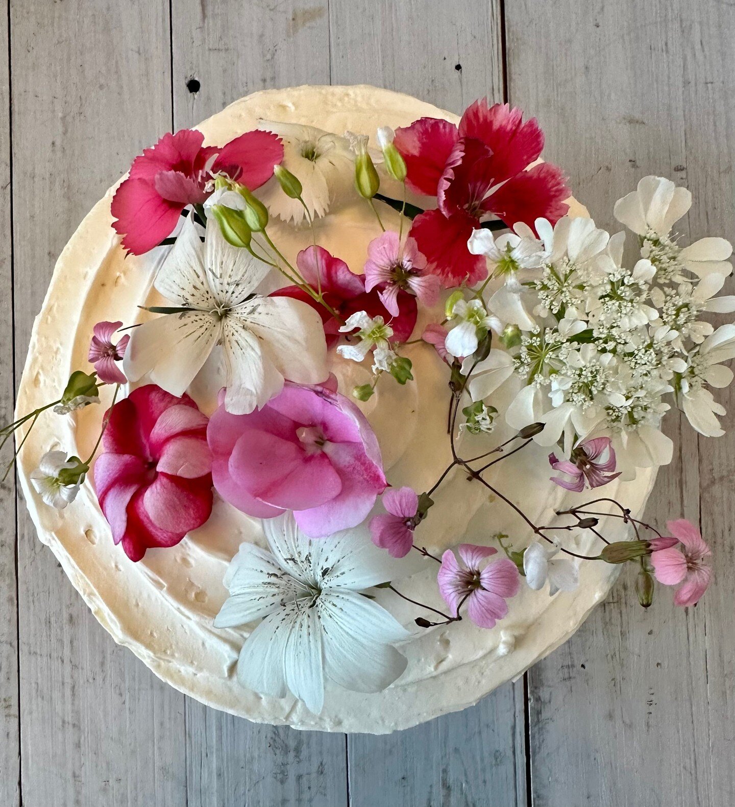 Shop cake, cookies, and Mother's Day Baskets from Star Provisions. Order online at the link in our bio! 

Pictured: 6&rdquo; white cake, vanilla buttercream, local flowers, Summerland Farm strawberry preserves
