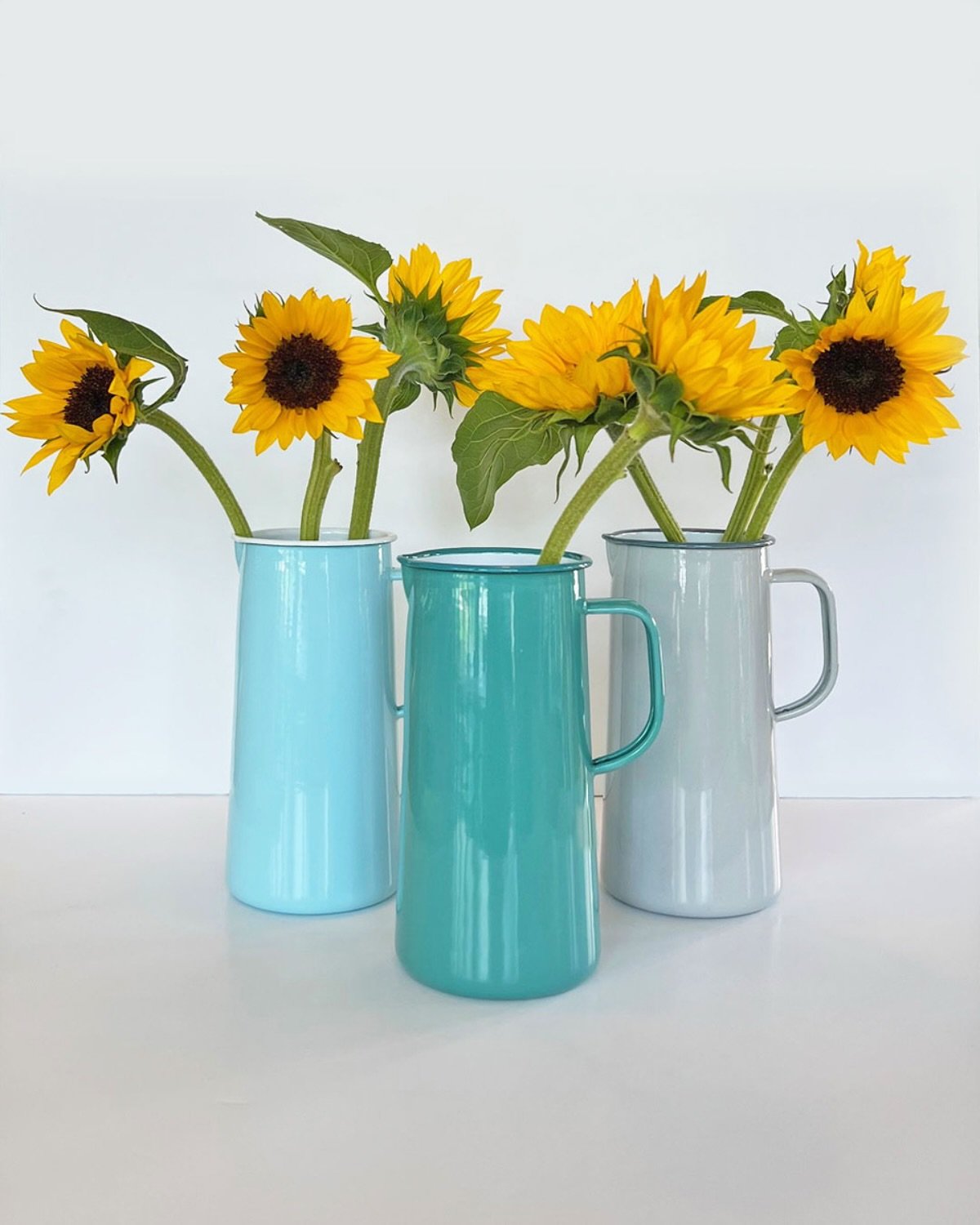 A perfect pairing, @falconenamel 3 pint pitcher and fresh cut flowers! 🌻

#kitcheninspirations #farmhousekitchen #falconenamelware #starprovisions