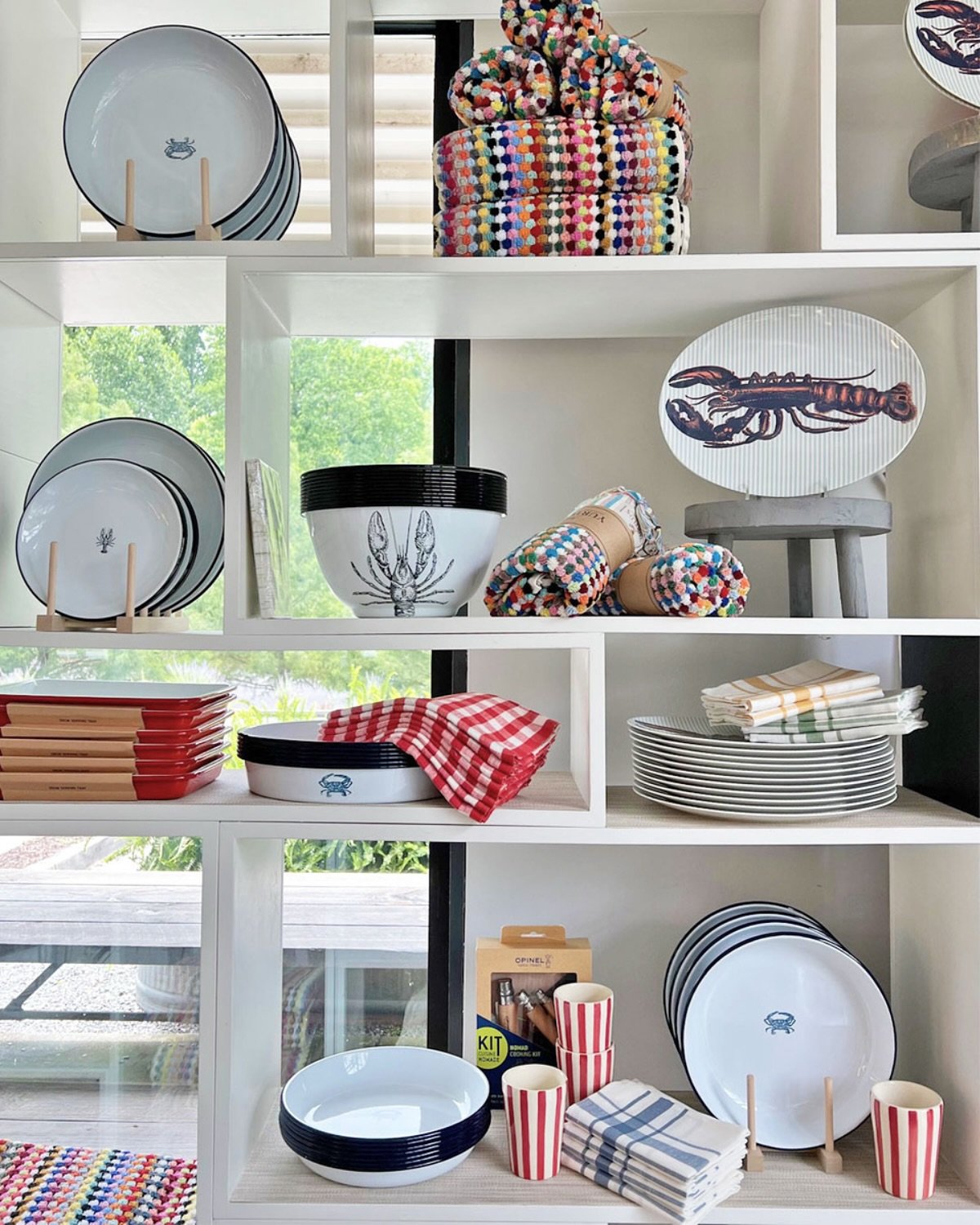 Lobster themed dish - ware for your summer picnics 🦞
We have plates, serving platters and a large bowl, prefect for salads or all the corn on the cob&hellip; These would make a great Father&rsquo;s Day gift as well!