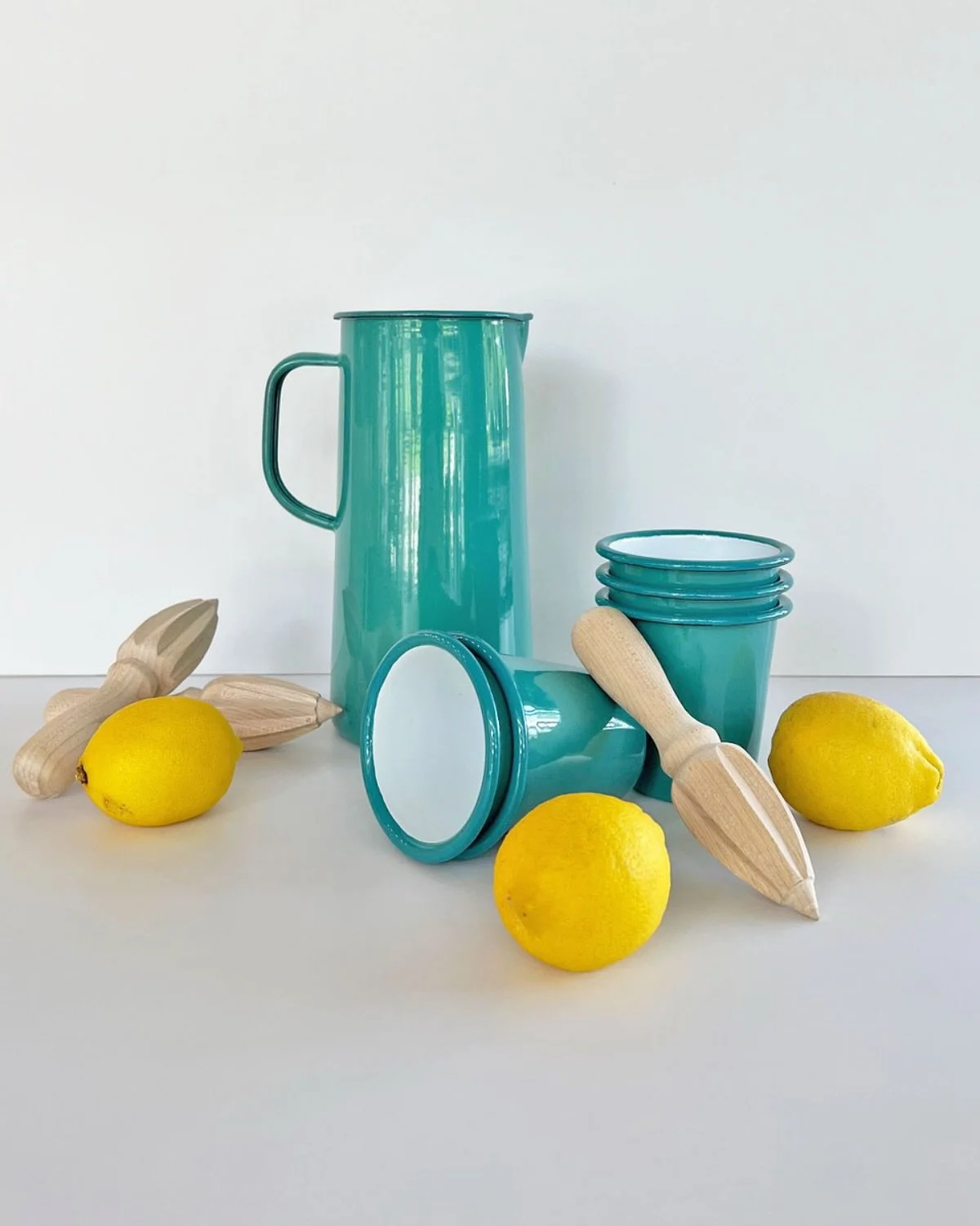 A pitcher of lemonade is calling your name! 🍋🍋
We have wooden juicers and colorful enamel pitchers in the market!