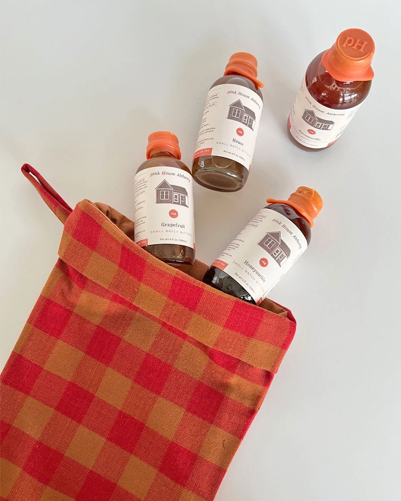 Hosting at the holidays with @pink_house_alchemy flavors &mdash; Their HOUSE blend is perfect for the season with notes of cardamom, anise and cinnamon