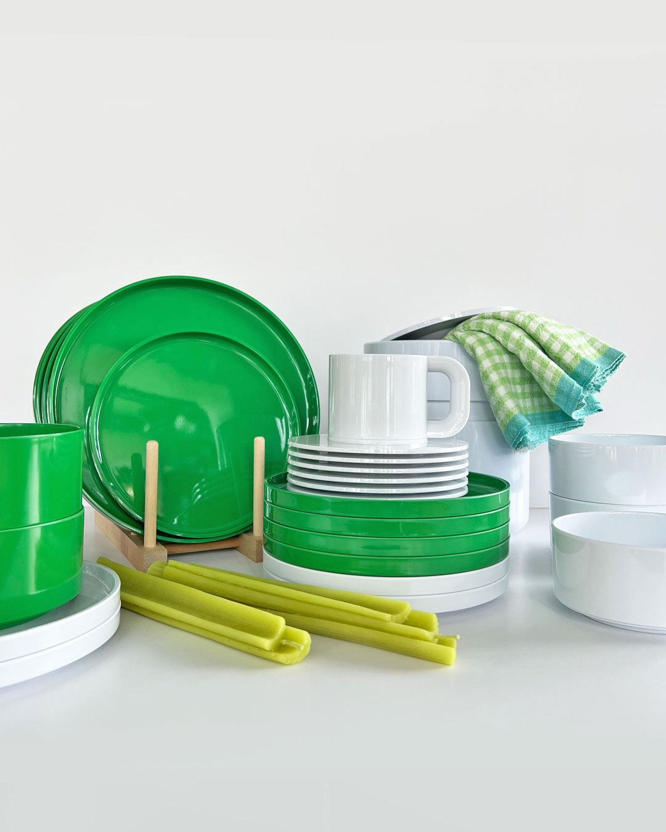 Pops of bright green &amp; white dish ware from @hellerfurniture - and new celery candles!

Check out our stories today for more styles of beeswax vegi candles! 🥕