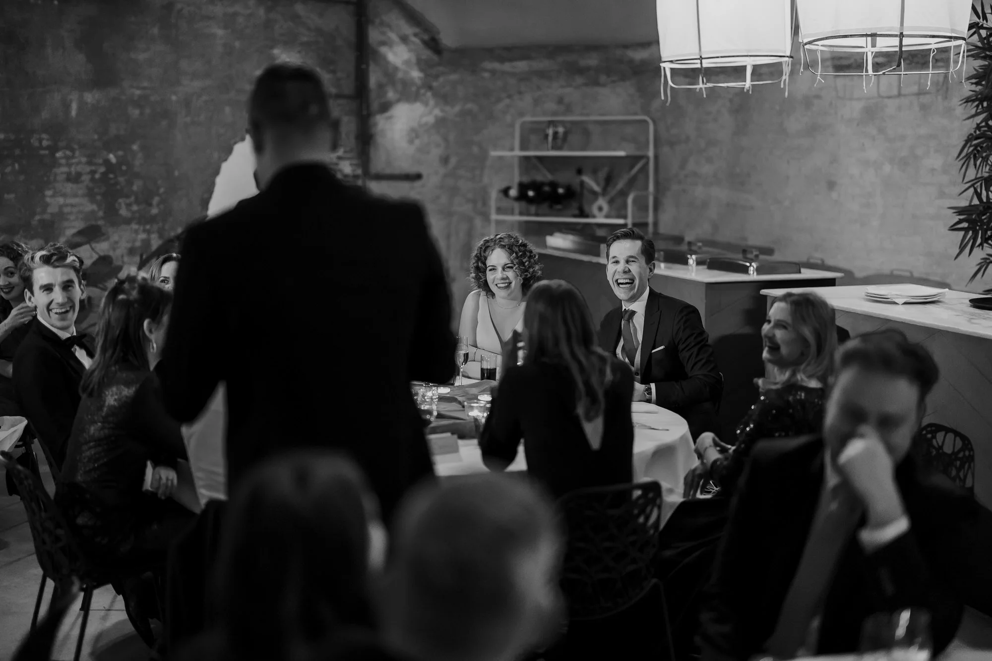 Onopvallend vastgelegde reacties van gasten tijdens speeches op een winterse trouwdag bij Fort Lent