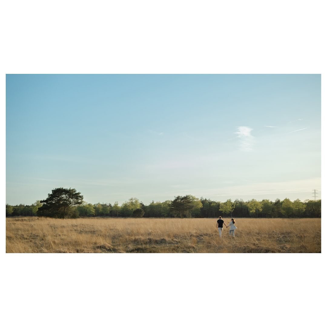 Zonsondergang op de Veluwe, de perfecte setting voor een onvergetelijke fotoshoot met Lineke en Daan! 🌅💍. Deze twee zijn zo natuurlijk met elkaar, dat elke foto spontaan en vol emotie is. #EngagementSession #FutureMrAndMrs #VeluweMagic #LoveInTheAi