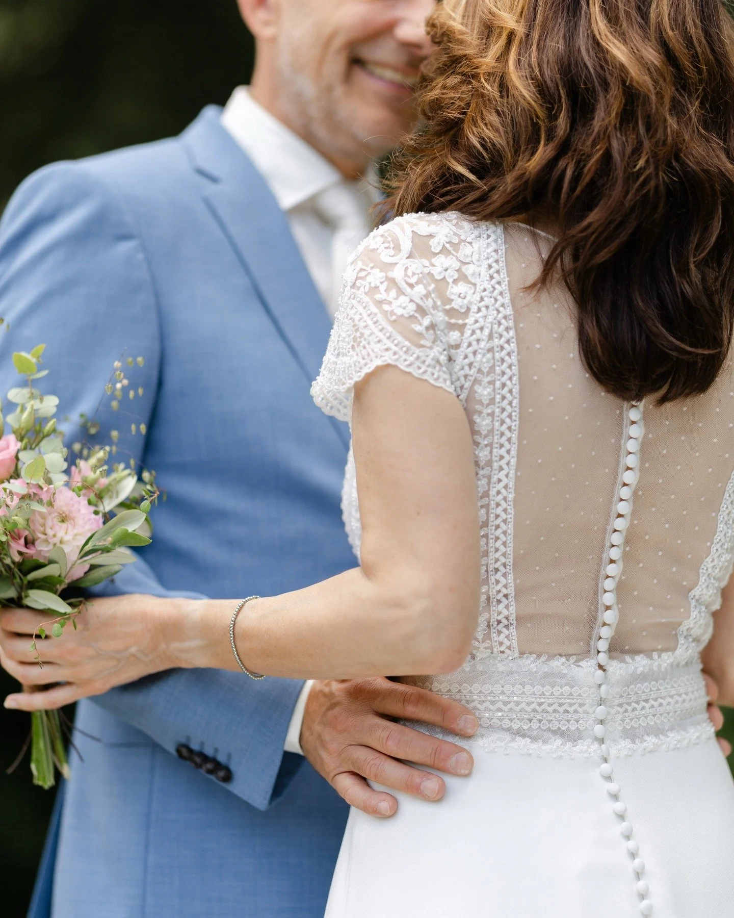 Paul &amp; Ana | @dewolfsberg - landgoed de wolfsberg

Afgelopen zomer trouwden Paul &amp; Ana op Landgoed de Wolfsberg. Zo&rsquo;n fijne, relaxte dag waarop alles vanzelf lijkt te gaan. De ceremonie was binnen in de sfeervolle zaal, daarna lekker na