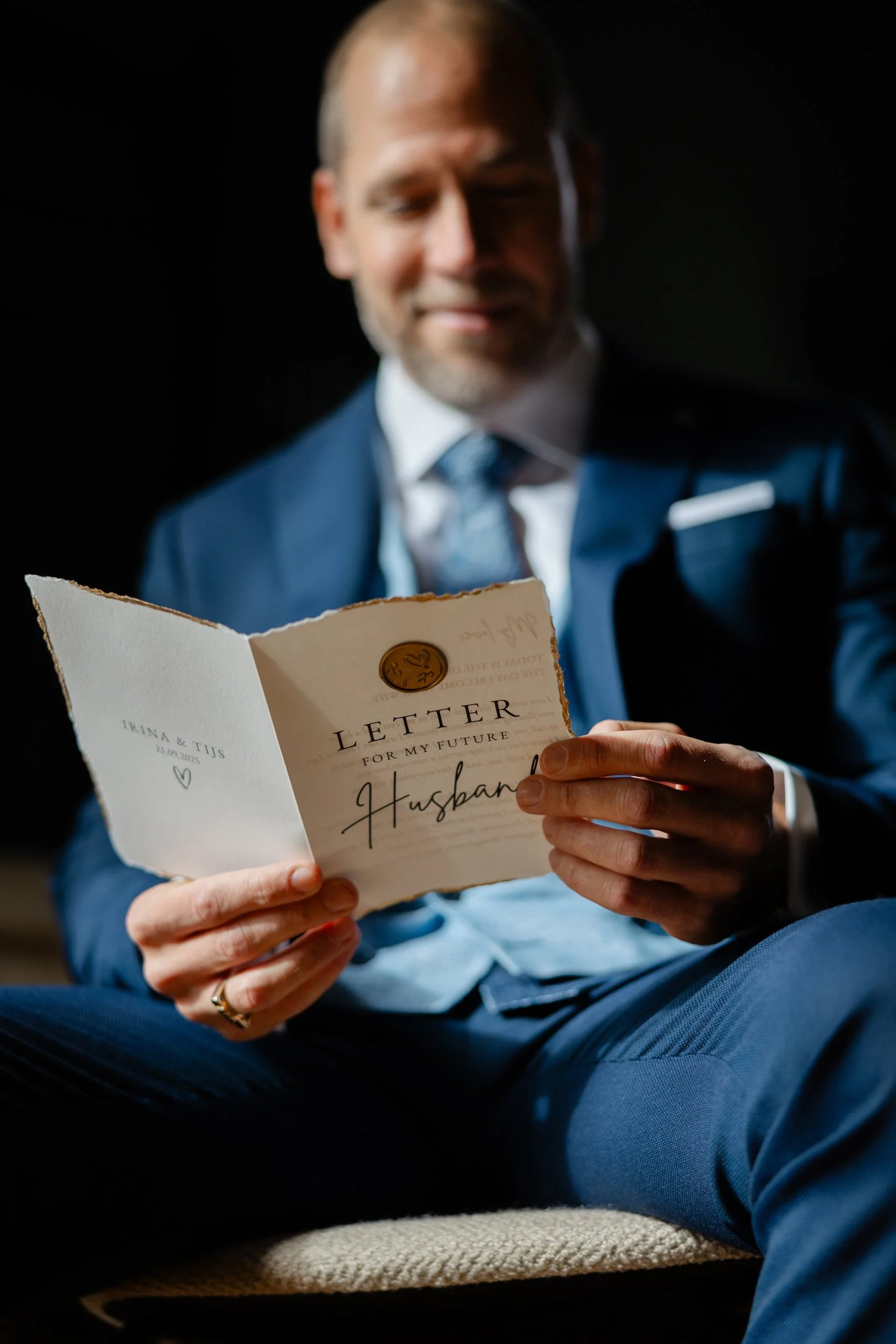   Emotioneel moment waarbij de bruidegom een brief leest van zijn bruid tijdens de voorbereidingen  