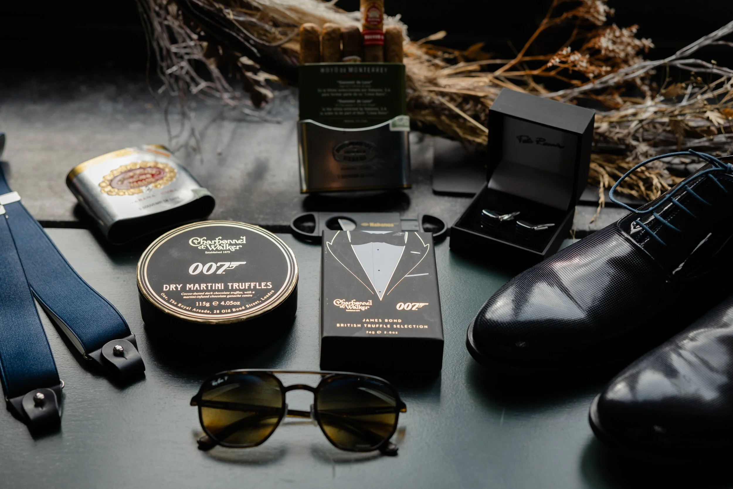   Details van de voorbereidingen van de bruidegom met schoenen, accessoires en persoonlijke items tijdens de bruiloft bij Kasteel Delbrock in Maastricht  