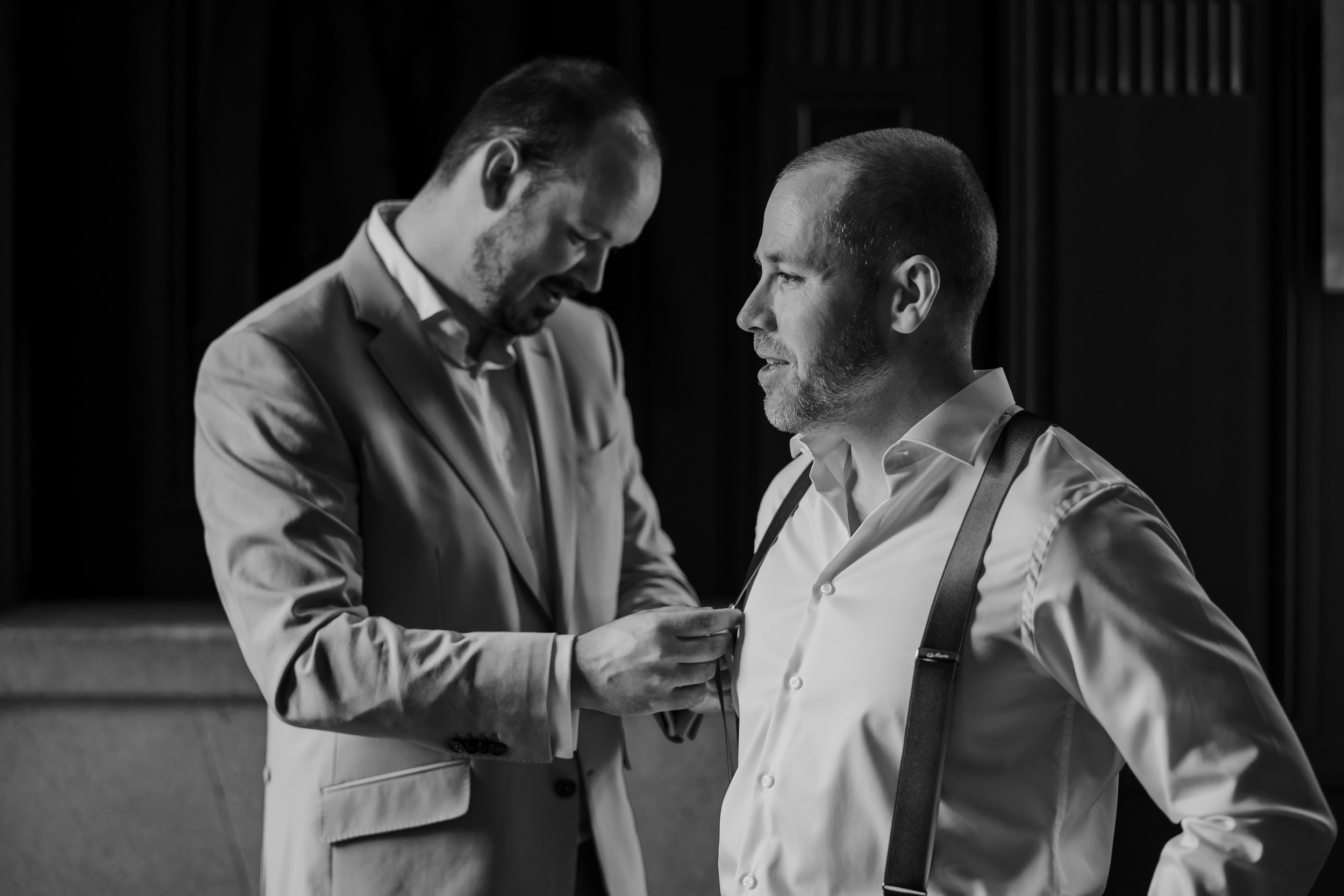   Details van de voorbereidingen van de bruidegom met schoenen, accessoires en persoonlijke items tijdens de bruiloft bij Kasteel Delbrock in Maastricht  