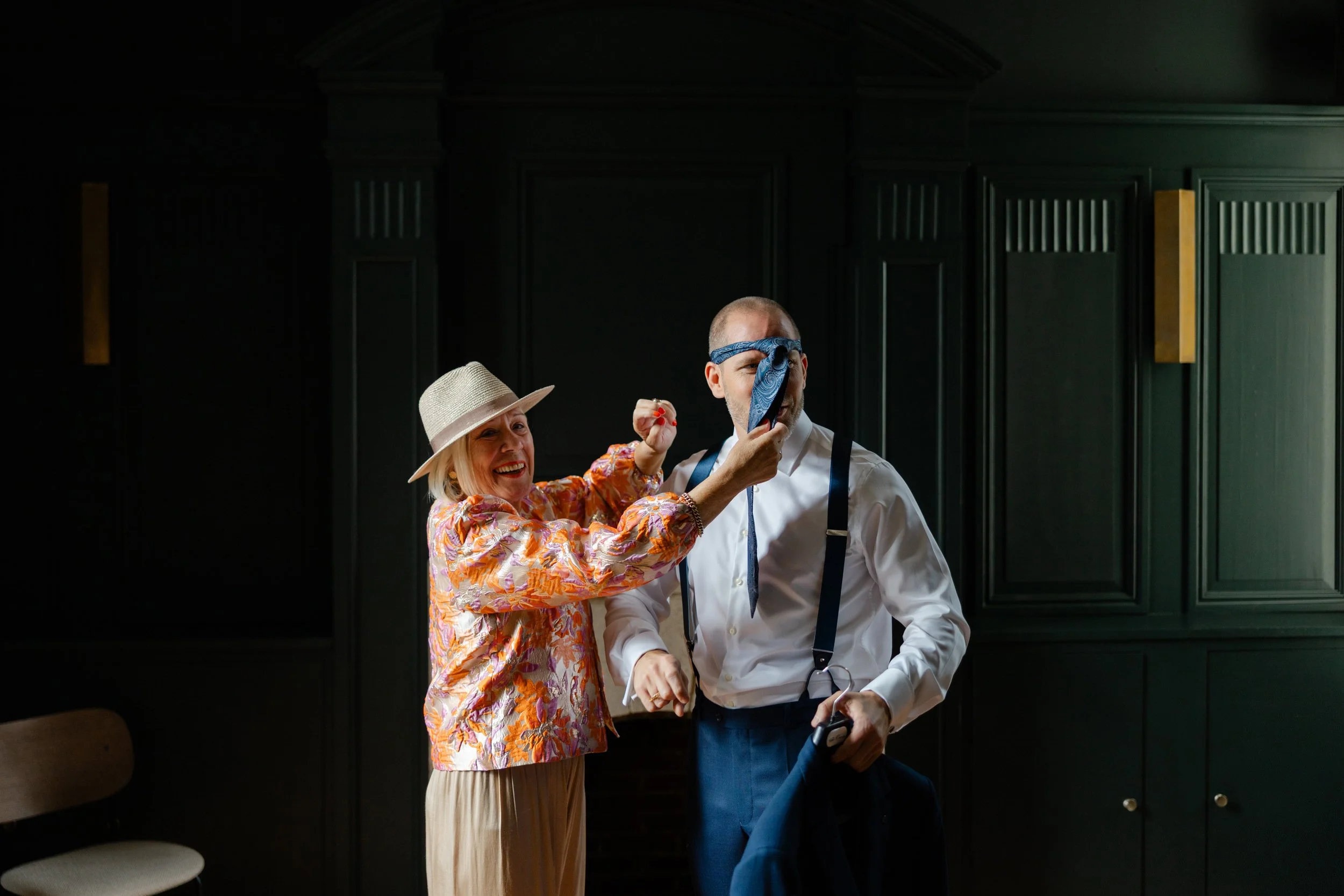   Humor en plezier tijdens de voorbereidingen van de bruidegom voorafgaand aan de ceremonie  