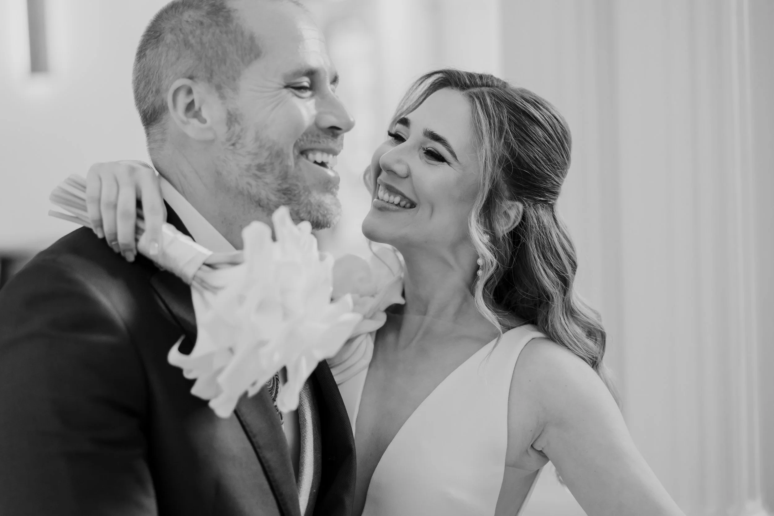   Pure en echte emotie tussen het bruidspaar tijdens hun bruiloft  