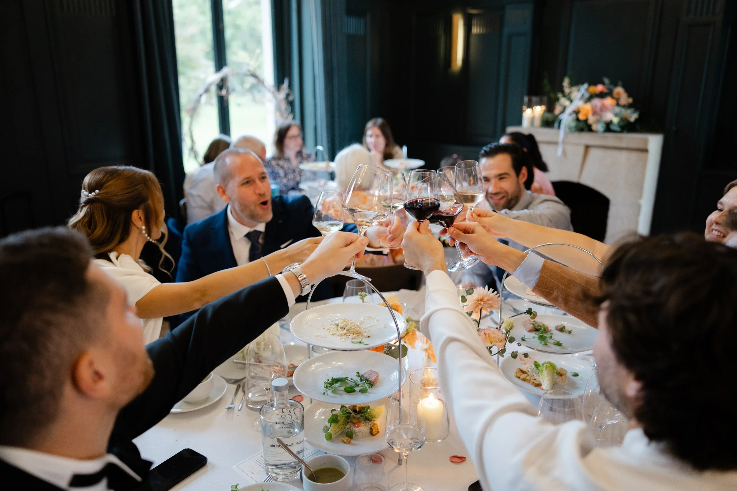   Gezellig diner met toostmoment tijdens de bruiloft in Kasteel Delbrock  