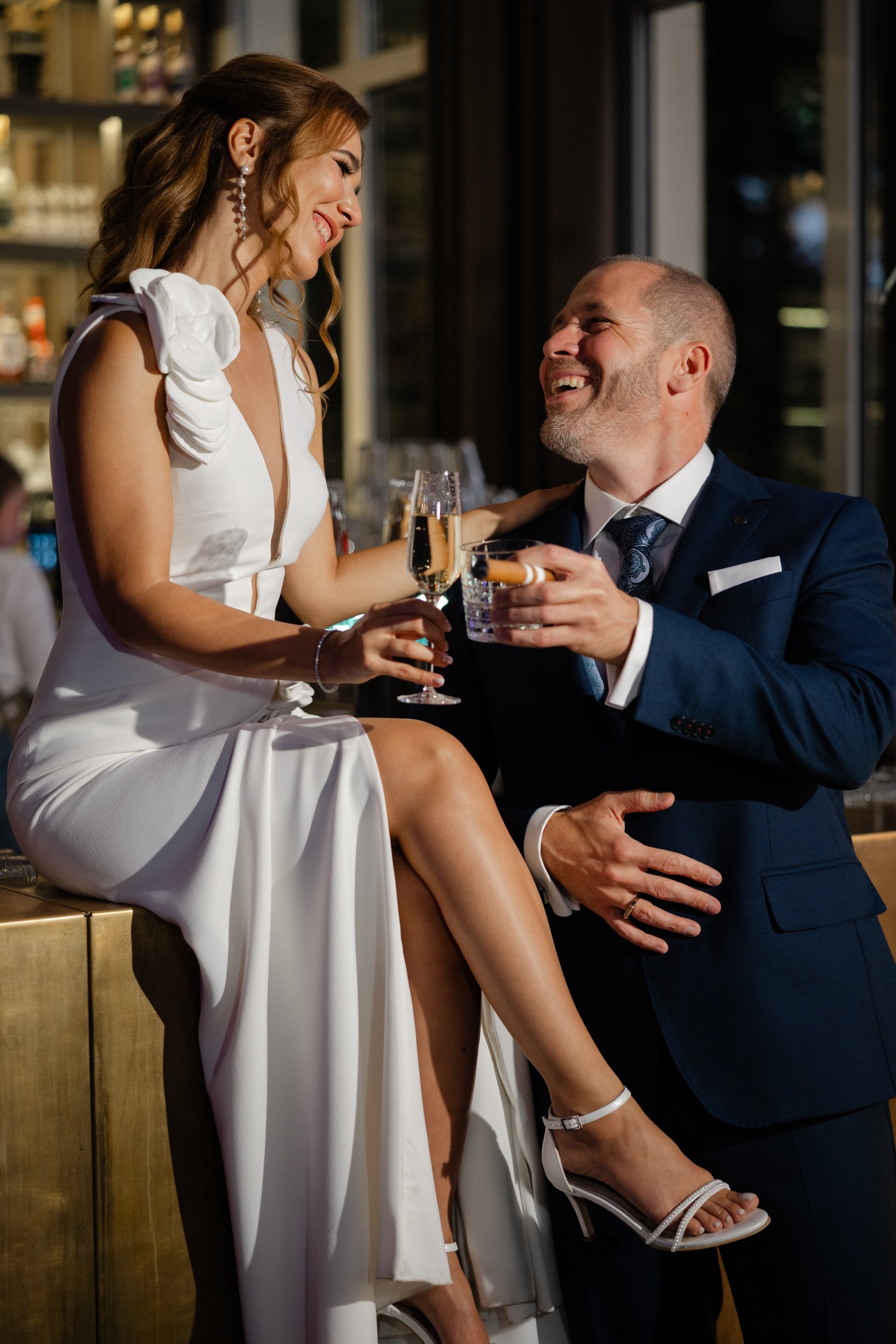   Fashion-inspired editorial portret van het bruidspaar tijdens hun bruiloft  