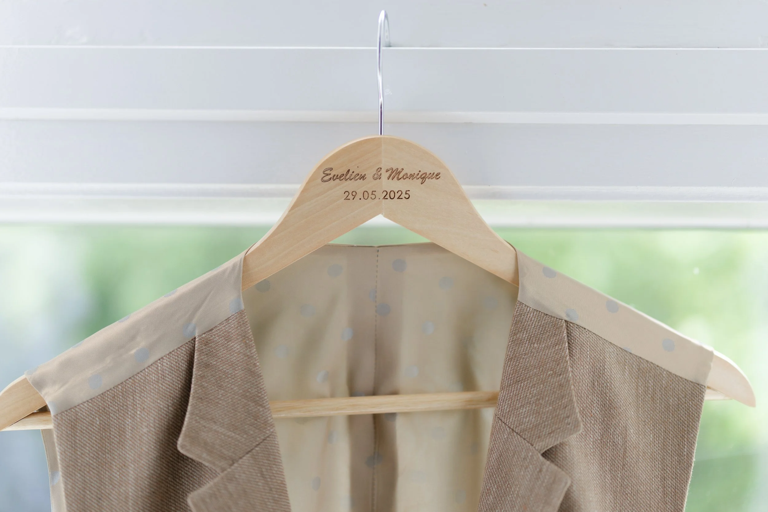   Detail van gepersonaliseerde kledinghanger met namen Evelien en Monique tijdens de voorbereidingen bij Villa Klein Heumen  