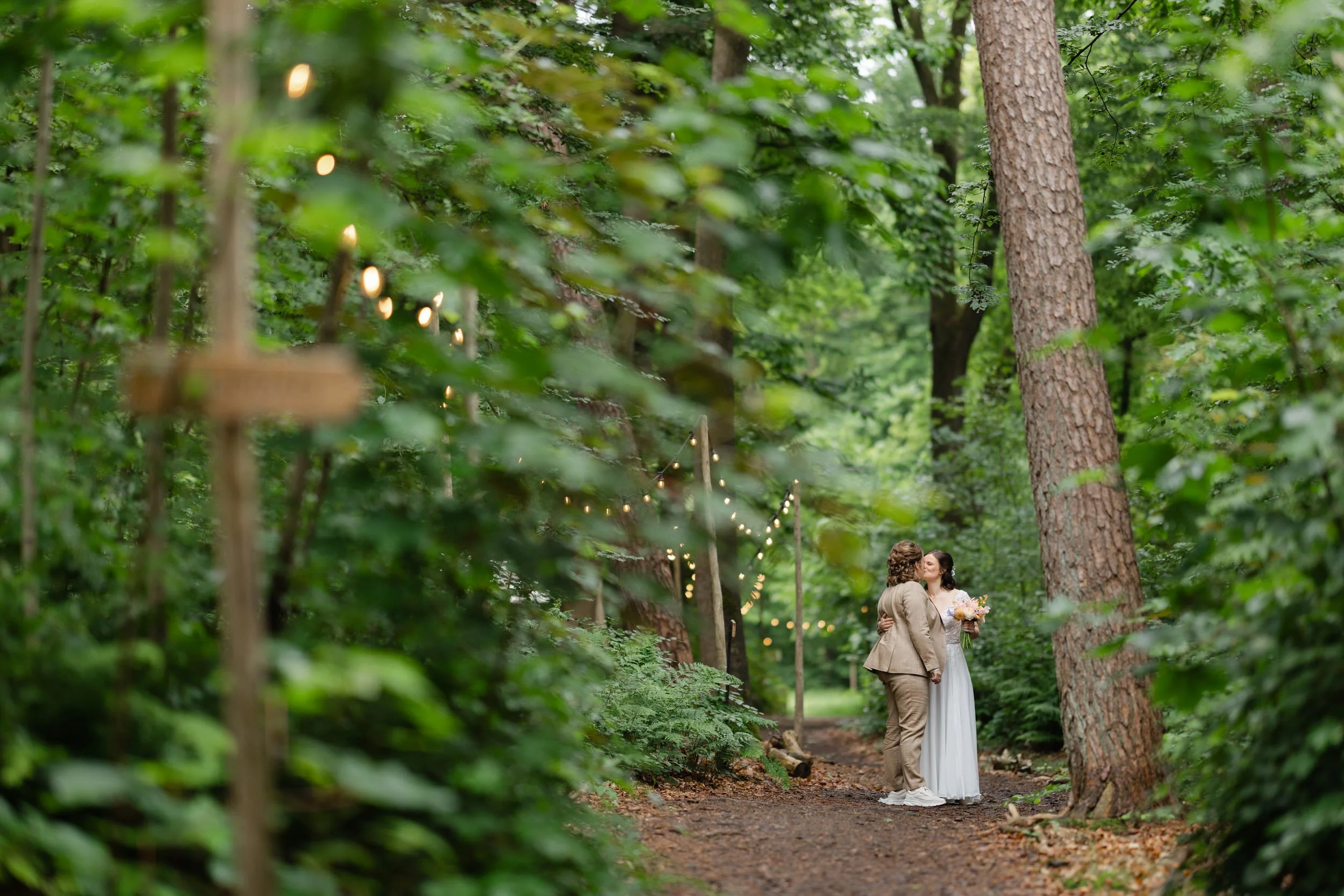   Evelien en Monique tijdens hun fotoshoot in het bos bij Villa Klein Heumen, direct na de first look  