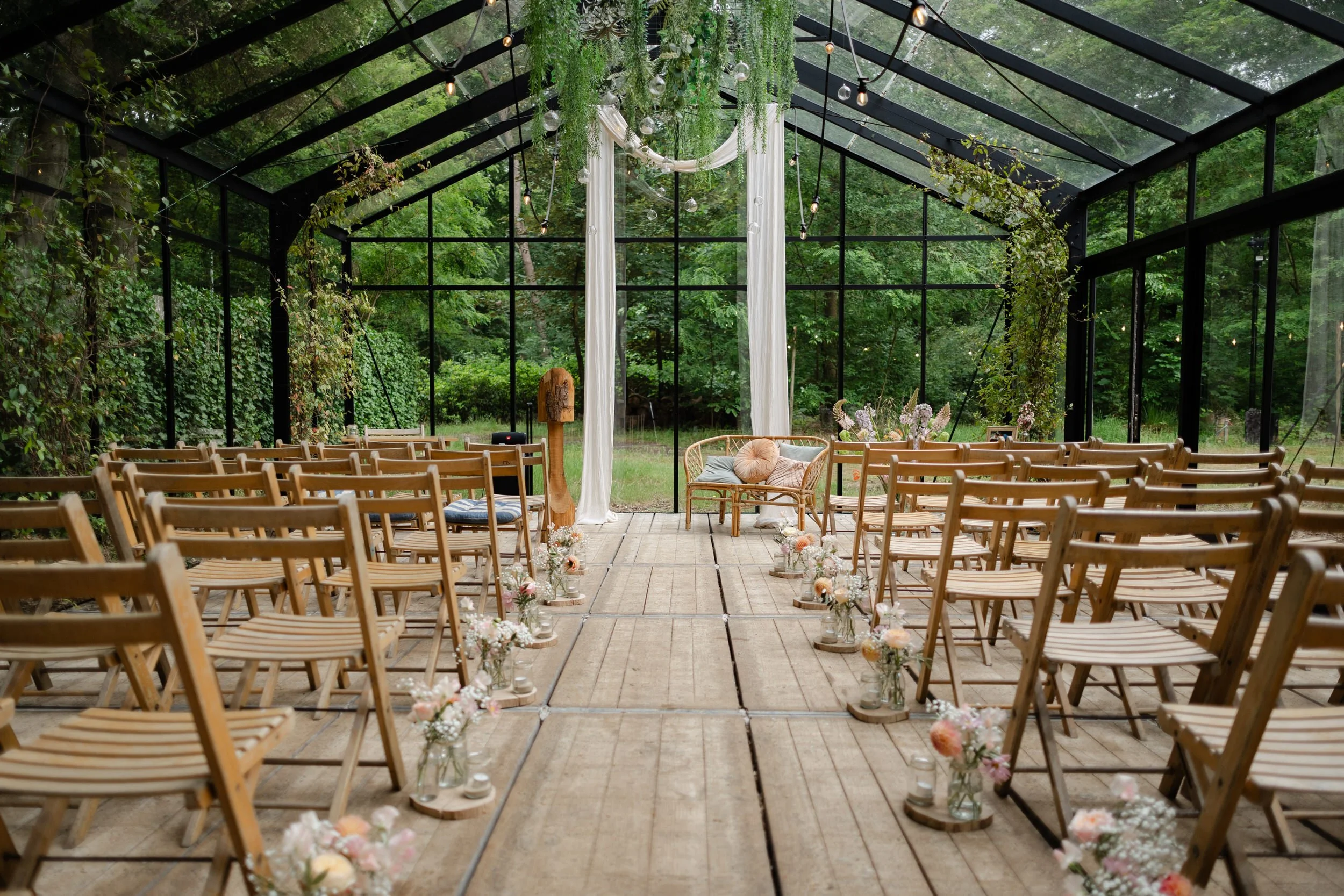   Overzicht van de ceremonie-opstelling in de glazen boskas bij Villa Klein Heumen, klaar voor de bruiloft van Evelien en Monique  