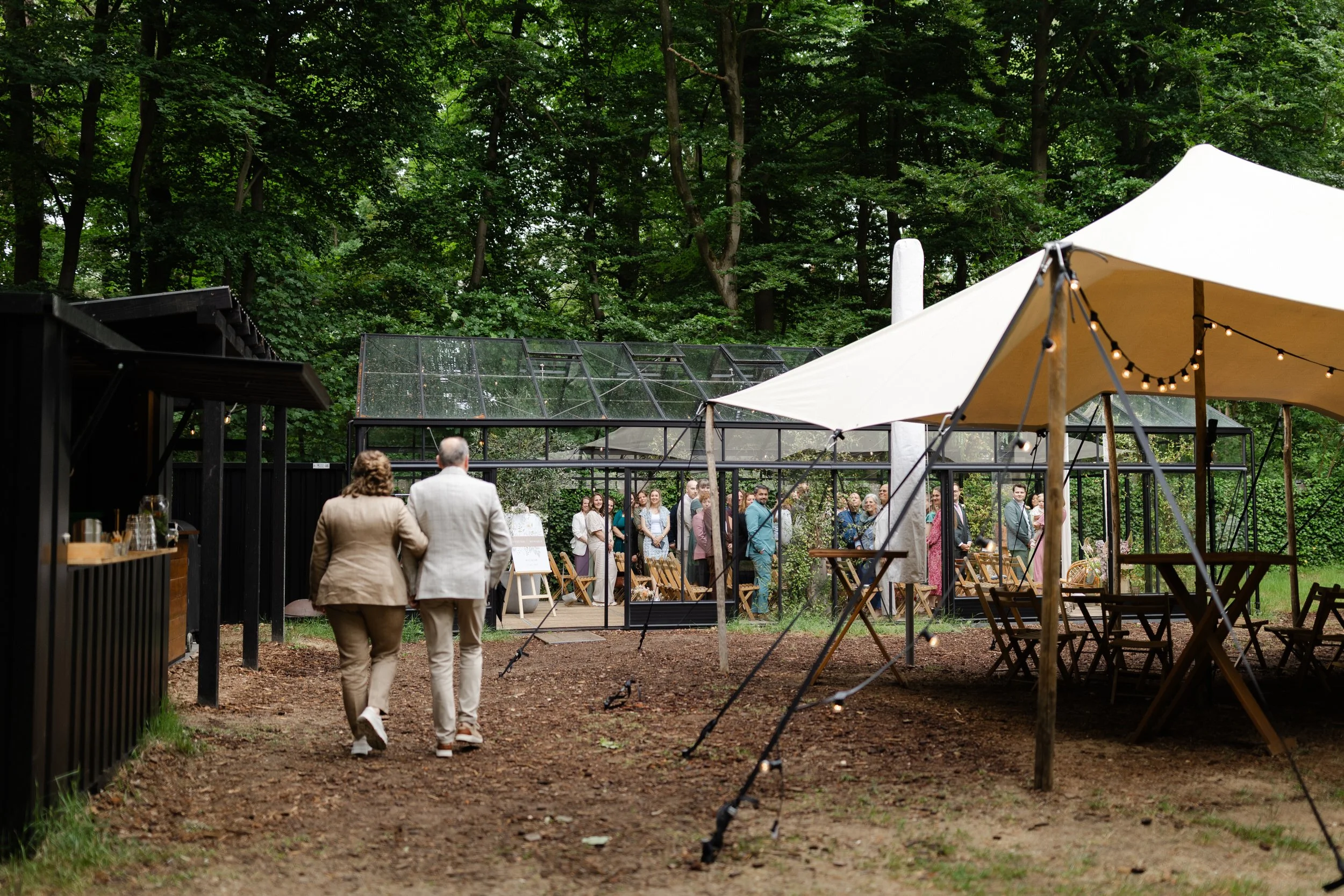   Evelien loopt samen met haar vader richting de ceremonie in de boskas bij Villa Klein Heumen  