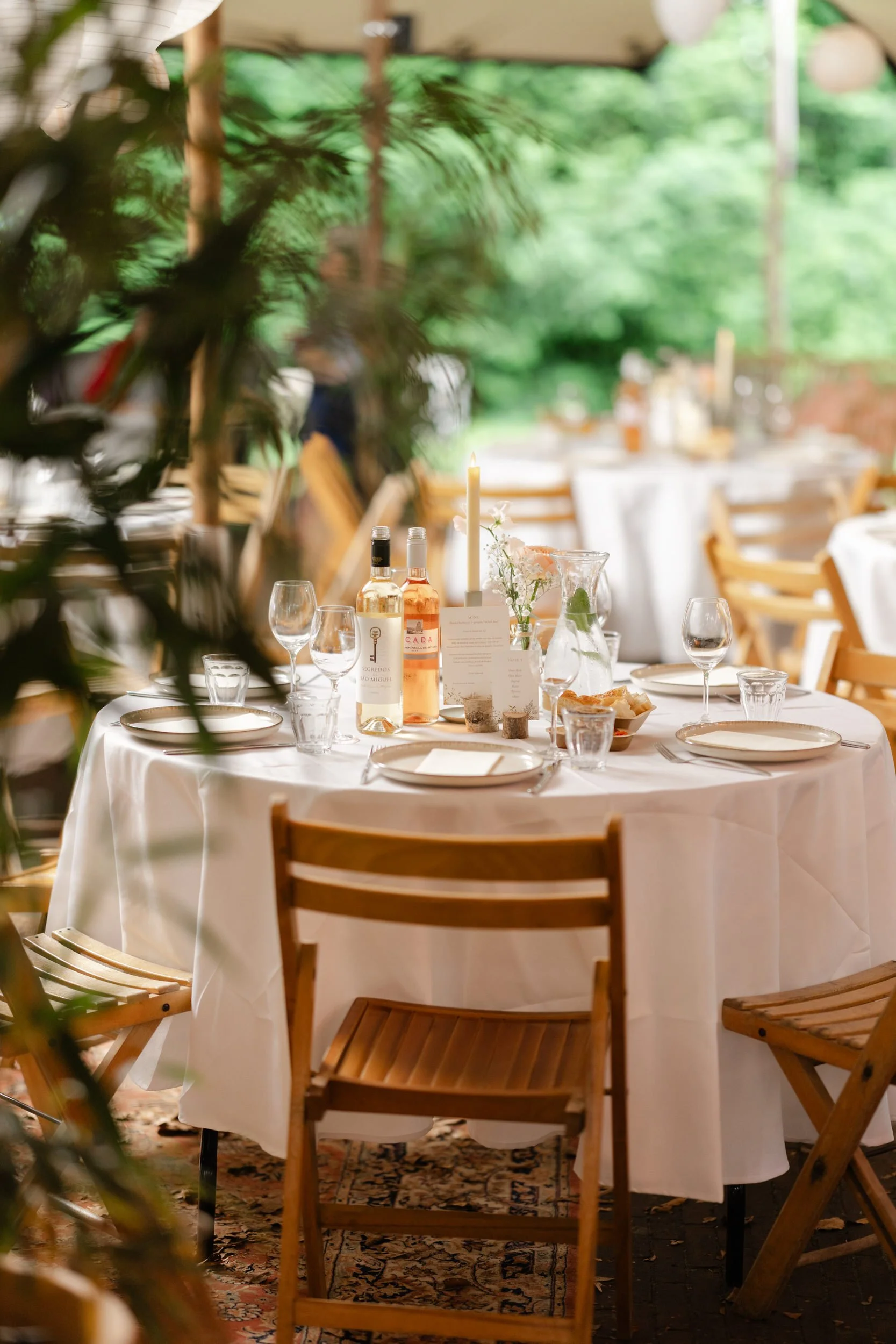   Sfeervol gedekte tafels tijdens het diner van Evelien en Monique bij Villa Klein Heumen  