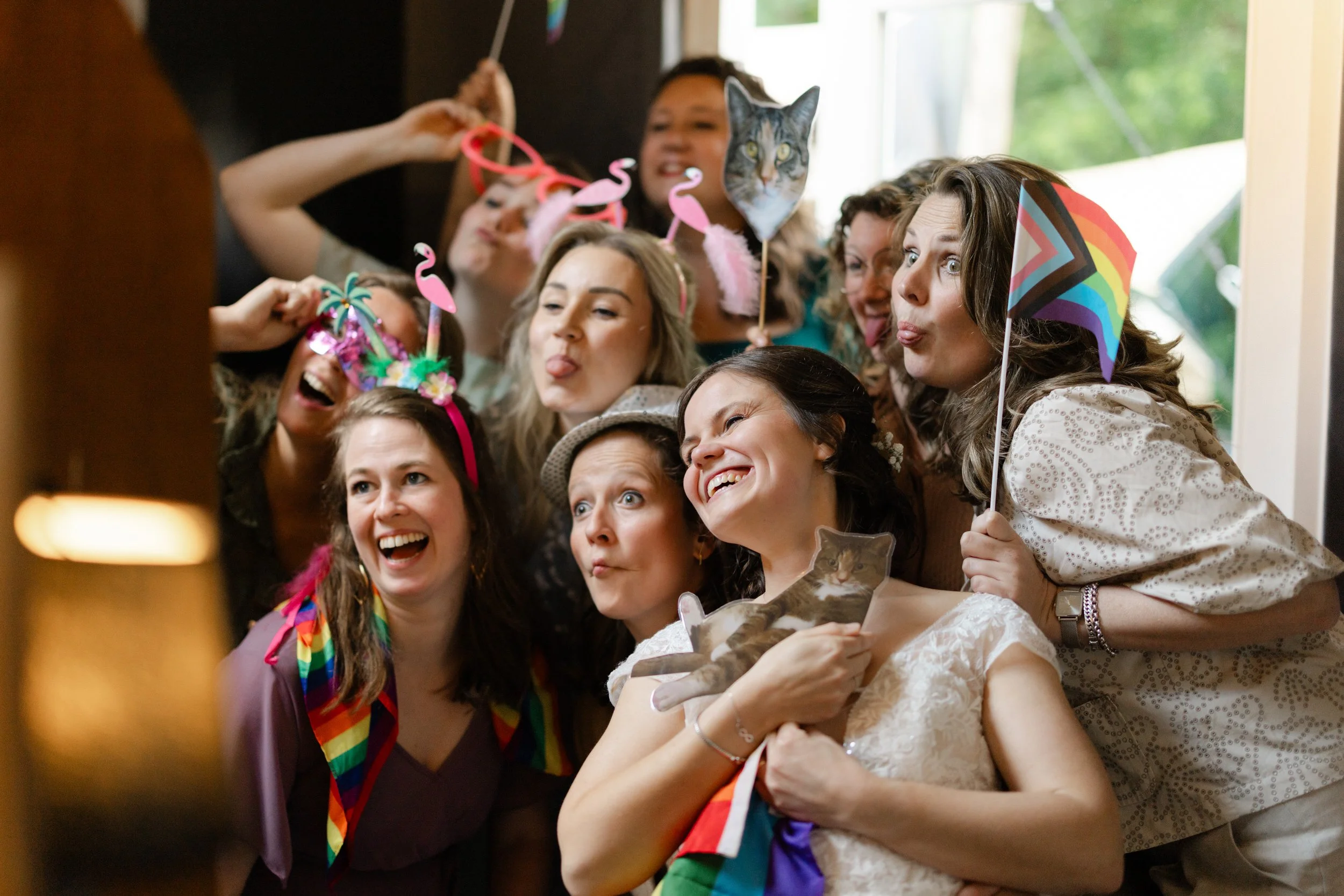   Vriendinnen maken een vrolijke photobooth foto met Evelien en Monique tijdens hun bruiloft bij Villa Klein Heumen  