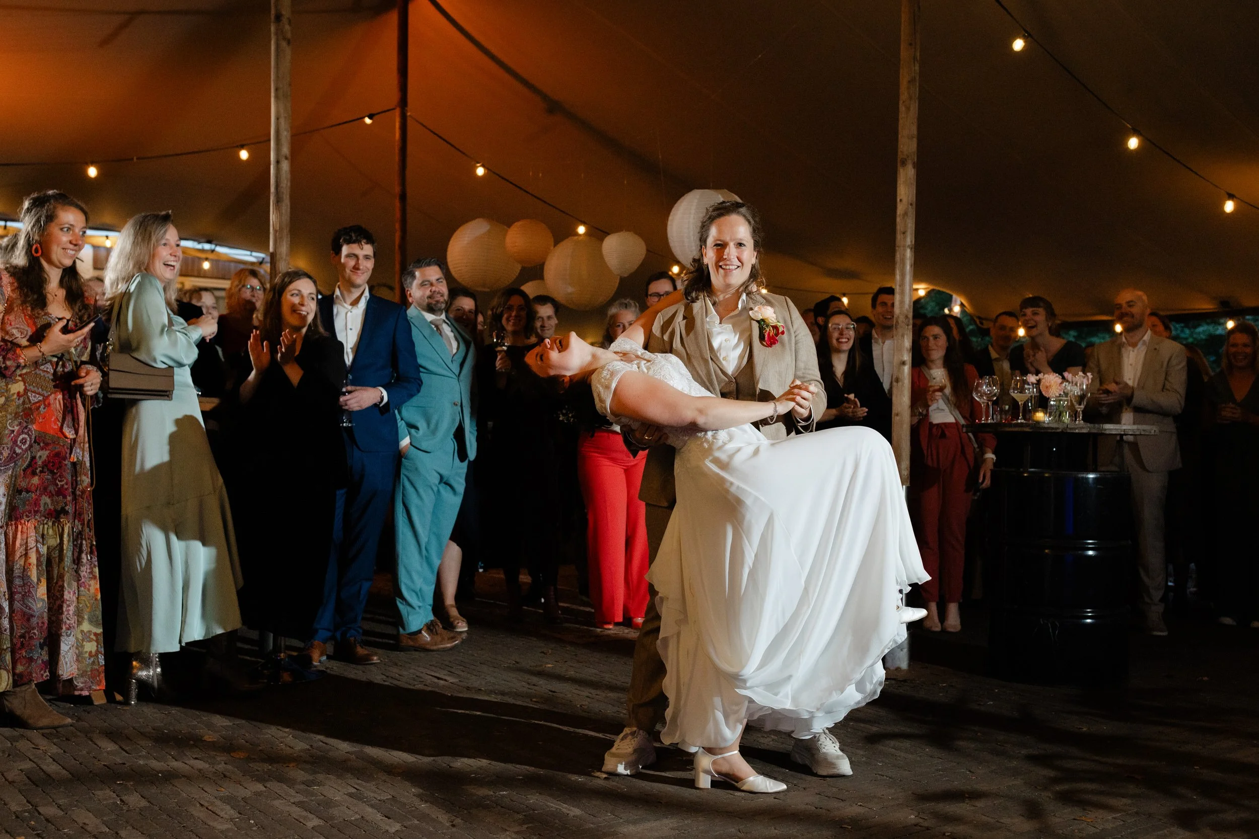   Evelien en Monique openen de dans tijdens hun feestavond bij Villa Klein Heumen, omringd door hun gasten  
