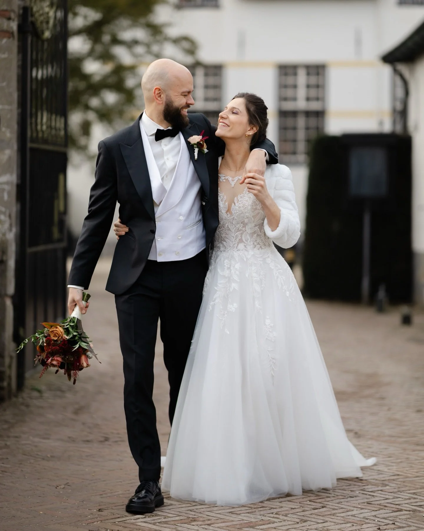 Afgelopen weekend mocht ik de bruiloft van Robin &amp; Yvonne vastleggen bij @slotdoddendael in Ewijk. Wat een dag en wat een geweldig bruidspaar. Ik heb echt de leukste bruidsparen 😀😀😀 Hierbij alvast een kleine sneak peek. Robin &amp; Yvonne, sup