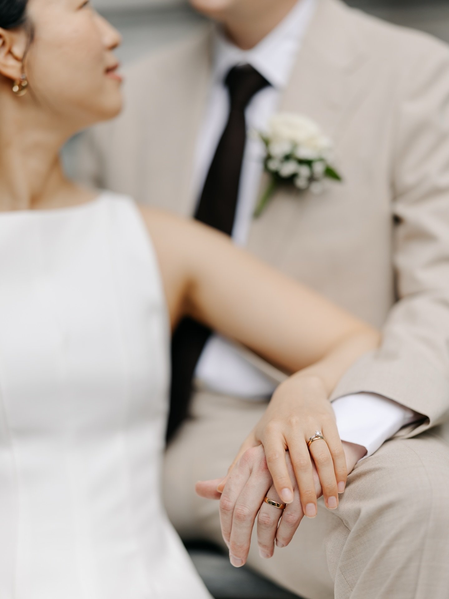 Jeroen en dahye tijdens hun fotoshoot. Een editorial close up van hun trouwringen in hartje amsterdam #fotoshootamsterdam #trouwenamsterdam #trouwfotograaf #editorialtrouwfotograaf