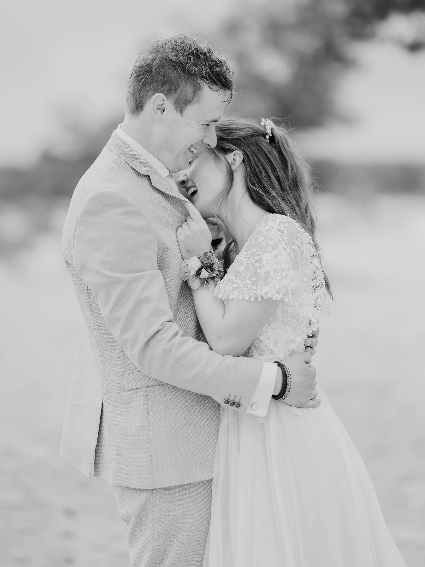 Daan &amp; Lineke tijdens de fotoshoot op de zandvlaktes van Soest.

Daan: @daanvisser 
Lineke: @linekeschelhaas 
Bruidsjurk: @hetwittehuysbruidsmode 
Pak: @hkchonymode 
Trouwlocatie: @hoevesparrendam 

#fotoshoot #trouwfotografie #bruidsjurk #trouwp