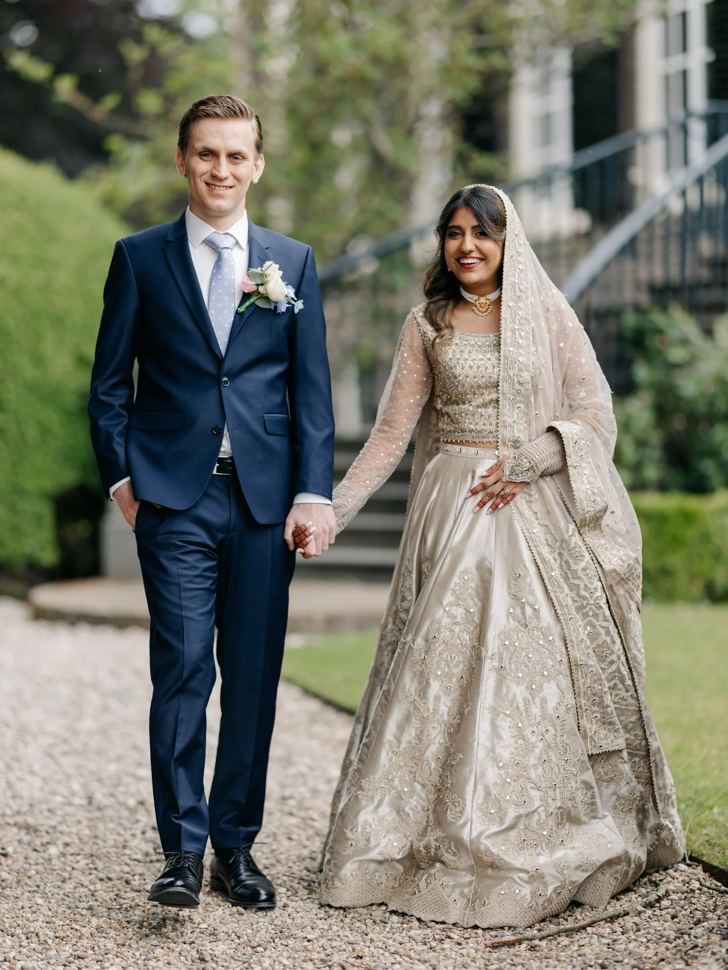 Martin &amp; Shuaa lopen hand in hand tijdens hun fotoshoot bij Landgoed Rhederoord.

@landgoed_rhederoord 

#landgoedrhederoord #Trouwfotograafarnhem #editorialtrouwfotograaf #trouwen