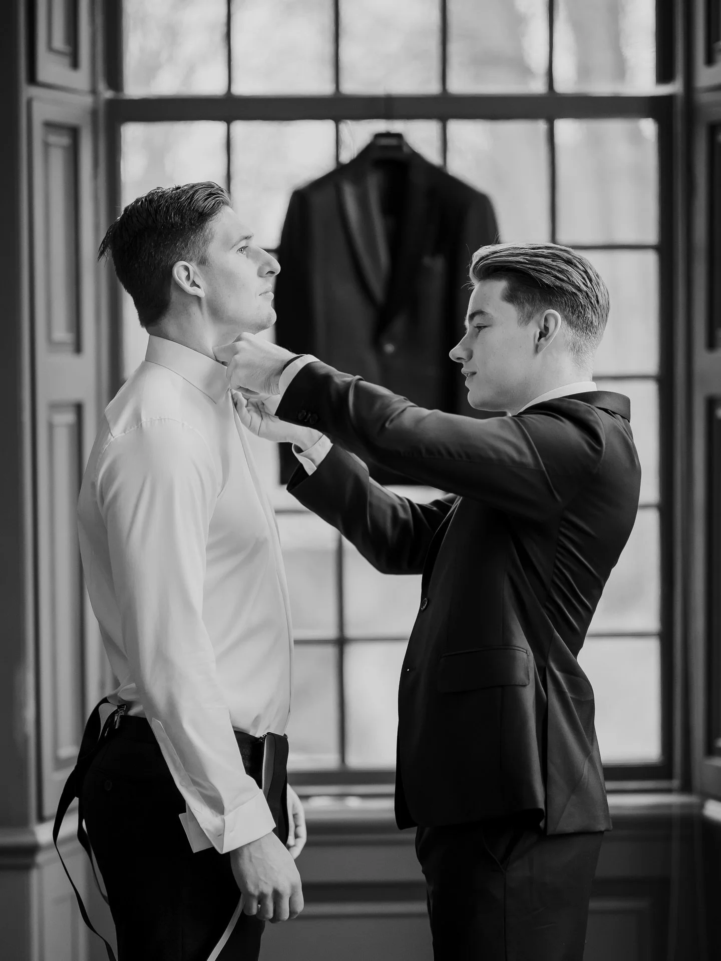 Emile tijdens het aankleden: een vriend maakt knoopje van zijn blouse vast bij buitenplaats Sparrendaal in Driebergen-Rijsbergen. @buitenplaatssparrendaal #buitenplaatssparrendaal #groomprep #trouwfotograafutrecht #trouwfotograafsparrendaal #bruiloft