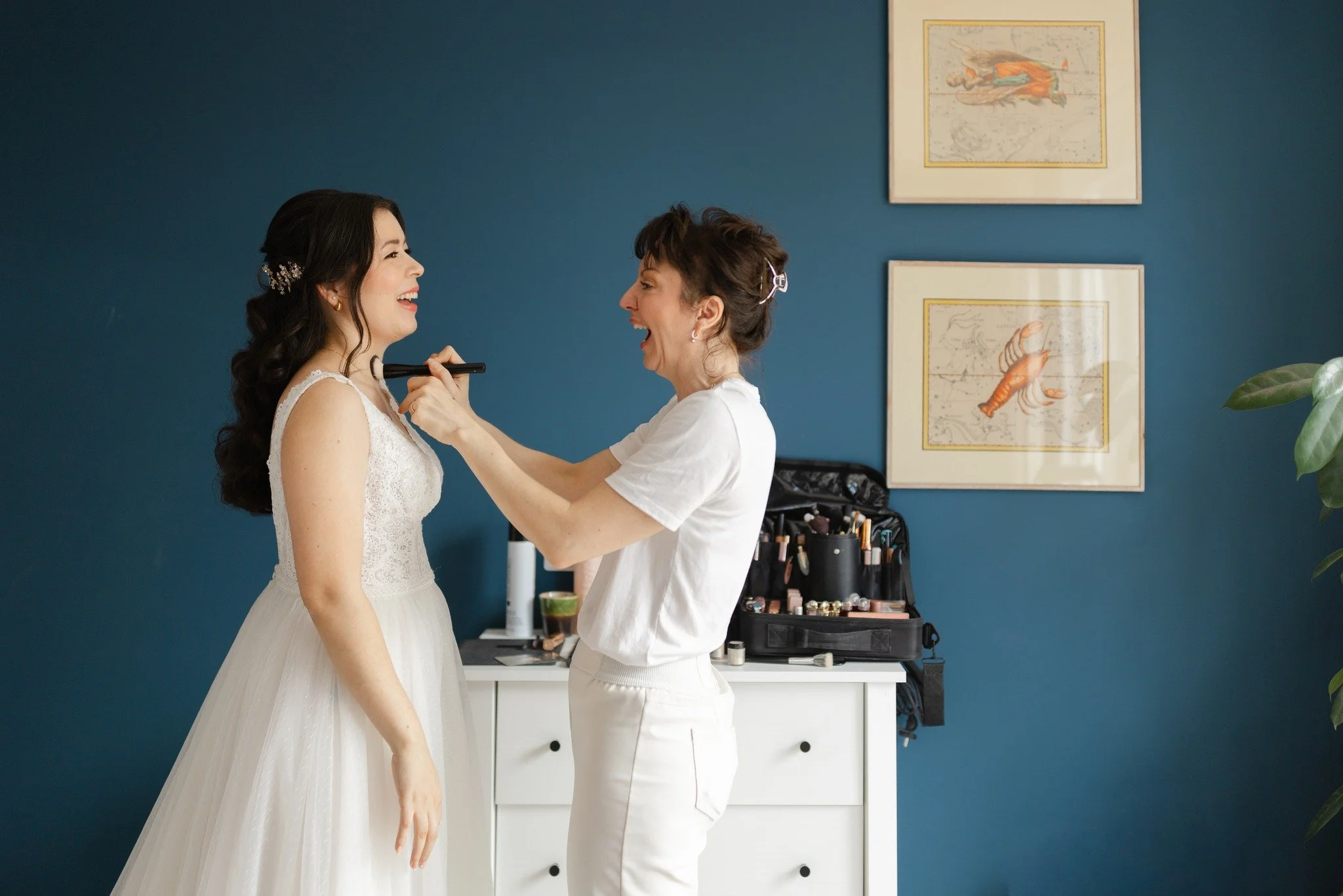 Doris &amp; Lloyd, een leuk onderonsje met de visagiste tijdens de get ready voor hun bruiloft bij Paleis-Raadhuis in Tilburg.

Visagiste:@mybridesnl 

#trouwfotografie
#trouwfotograaftilburg 
#bruiloftinspiratie
#trouweninbrabant
#getreadymoment