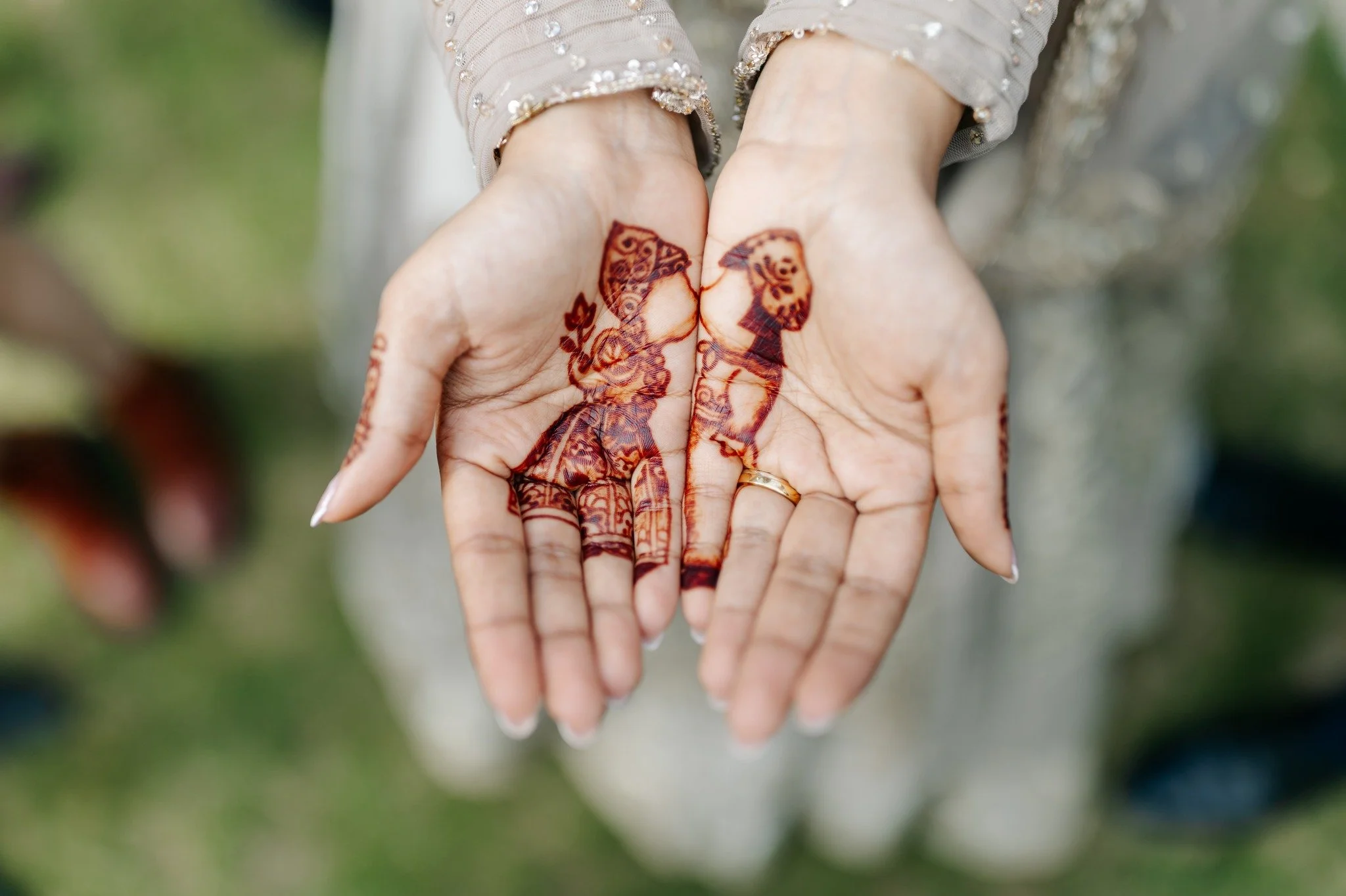De henna op de handen van de bruid Shuaa bij landgoed Rhederoord. een klein detail met een grote betekenis.

@landgoed_rhederoord 

#landgoedrhederoord 
#trouwenrhederoord 
#trouwinspiratie 
#trouwfotograafgelderland