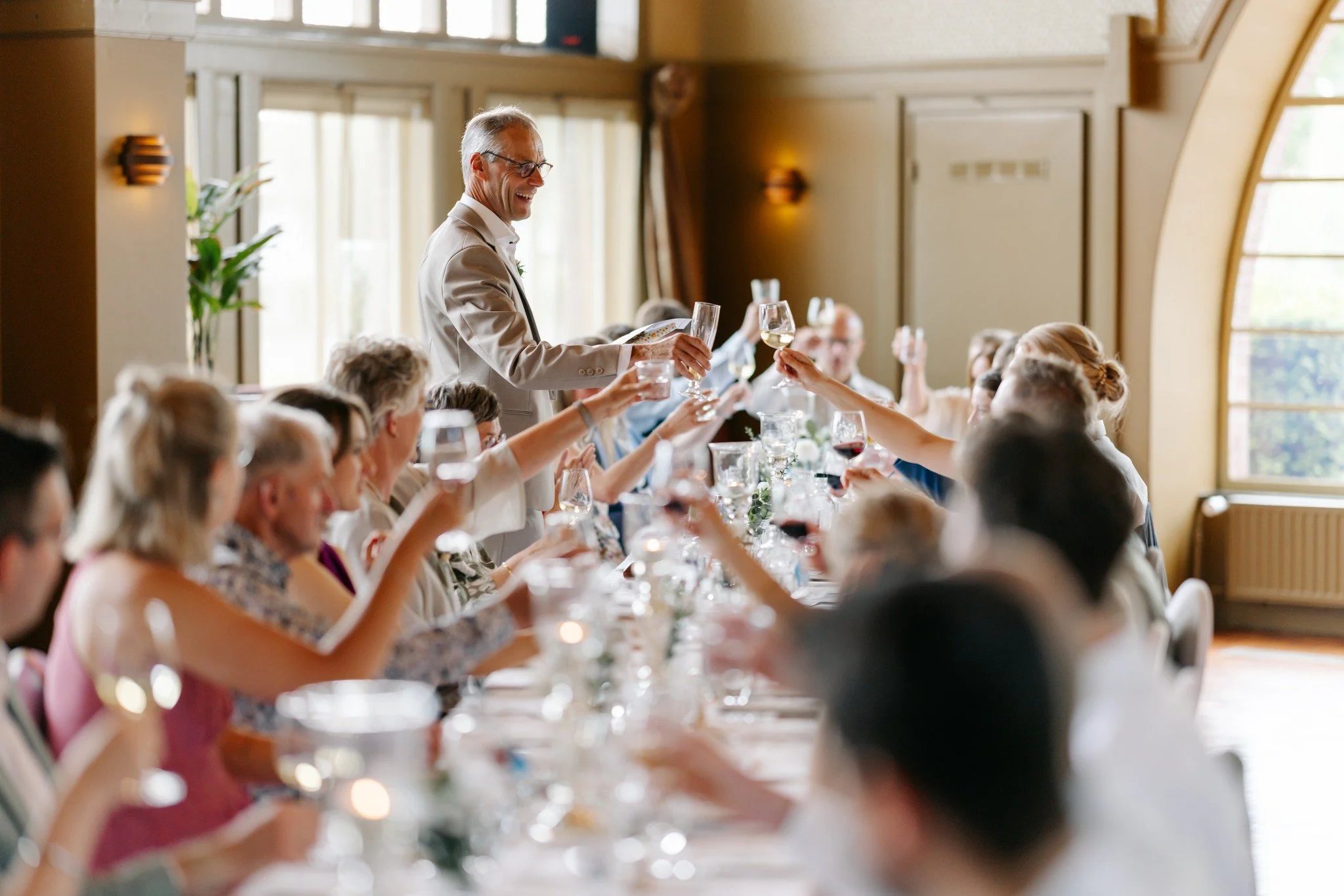 Een mooi moment tijdens het diner: de vader van de bruid sluit zijn speech af met een toast op Thijs &amp; Else.

Pak: @robertovicentti 
Bruidsjurk: @sinceritybridal 
Trouwlocatie: @deweijer_boxmeer 

#trouwfotograafnederland 
#trouweninboxmeer
#trou