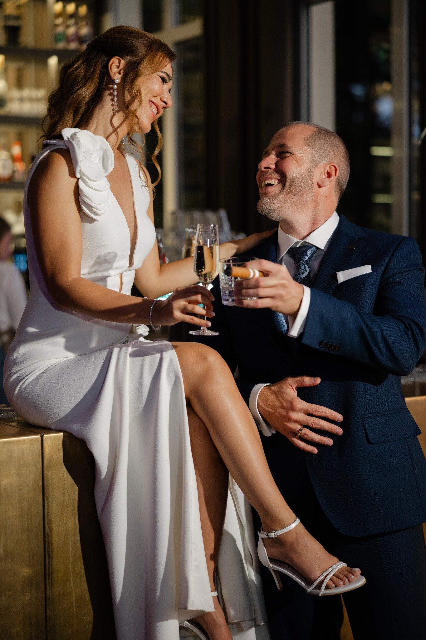�Thijs &amp; Irina pakken een kort momentje samen tussen het diner en het feest, vastgelegd in een editorial vibe bij Delbrock Maastricht.

Pak: @felixramirooficial�
Bruidsjurk: @pronovias�
Trouwlocatie: @delbrock.rc

#kasteeldelbrock 
#editorialwedd