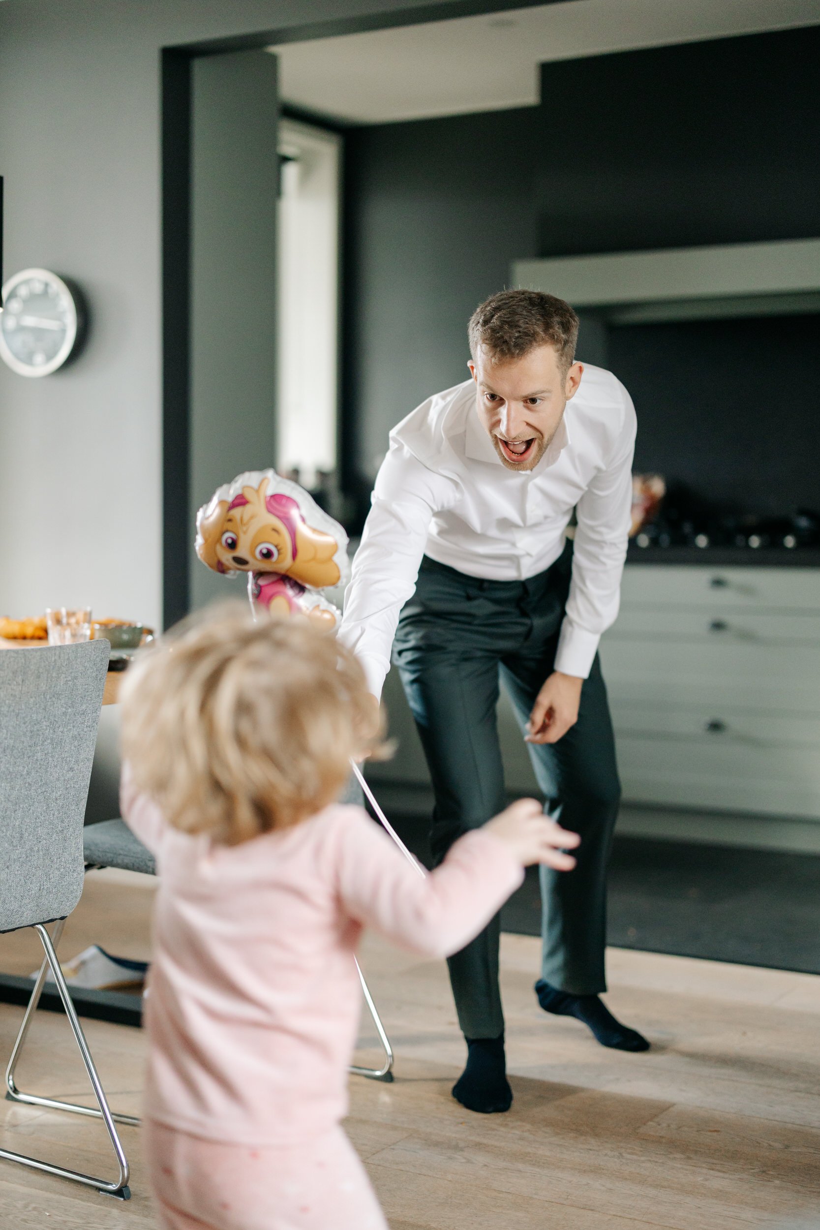   “Mike speelt met een kleine nichtje tijdens de get ready thuis in Geldrop”    